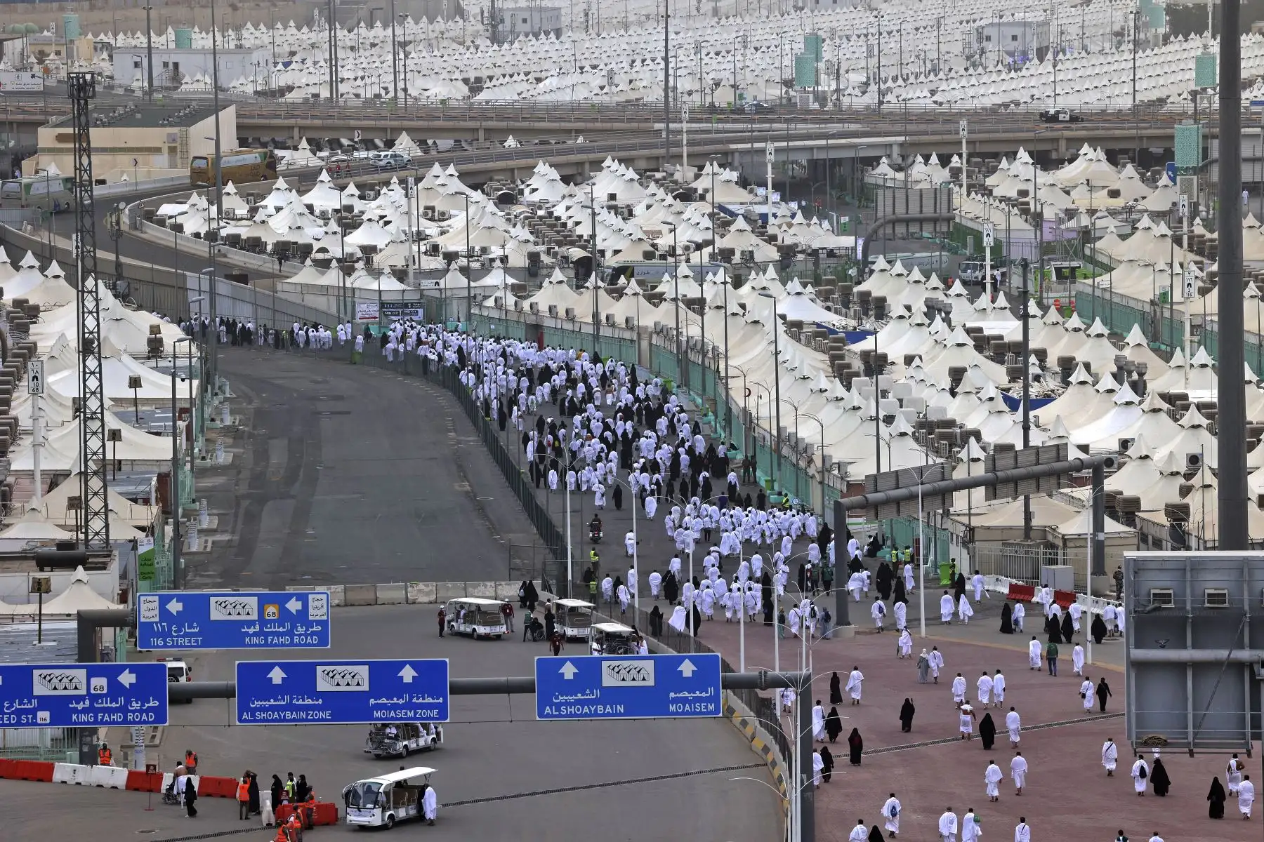 Los adoradores musulmanes acuden a realizar ritual simbólico de lapidación del diablo, como parte de la peregrinación del Hajj en Mina, cerca de la ciudad santa de La Meca, en Arabia Saudita. Foto: AFP