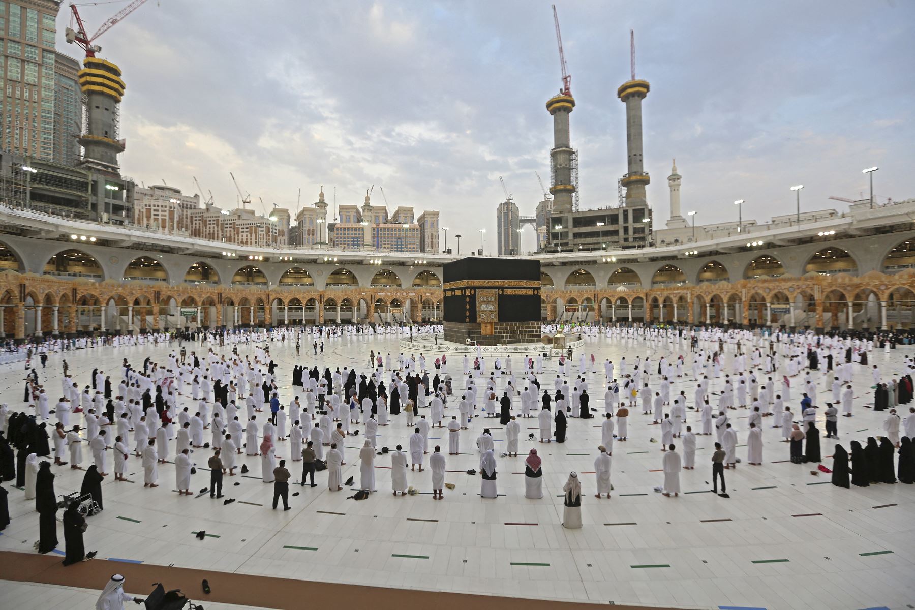 Los fieles realizan las oraciones de al-Adha el primer día de la fiesta alrededor de la Kaaba, el santuario más sagrado del Islam, en la Gran mezquita de la ciudad sagrada de La Meca. Foto: AFP