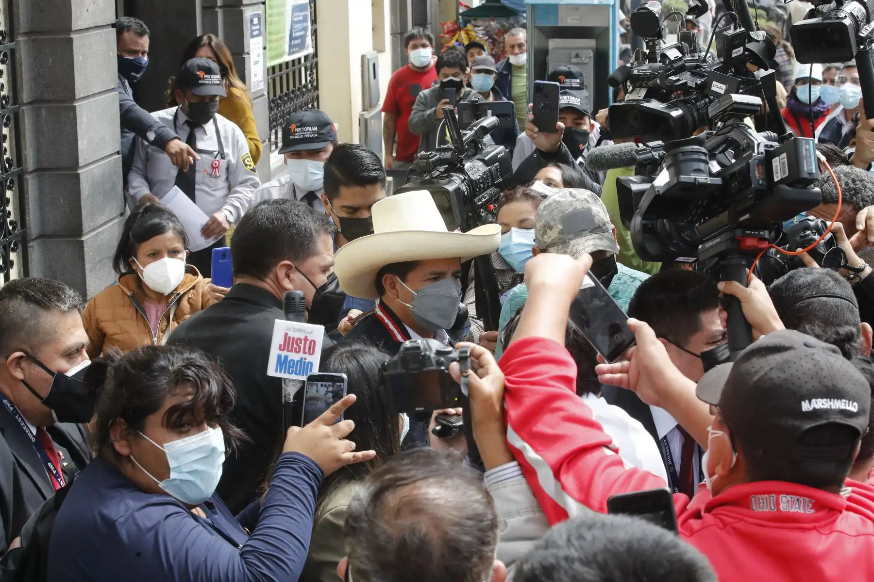Presidente electo Pedro Castillo llega a la sede del Reniec, en el jirón Ancash, Centro de Lima. Foto: ANDINA/Juan Carlos Guzmán
