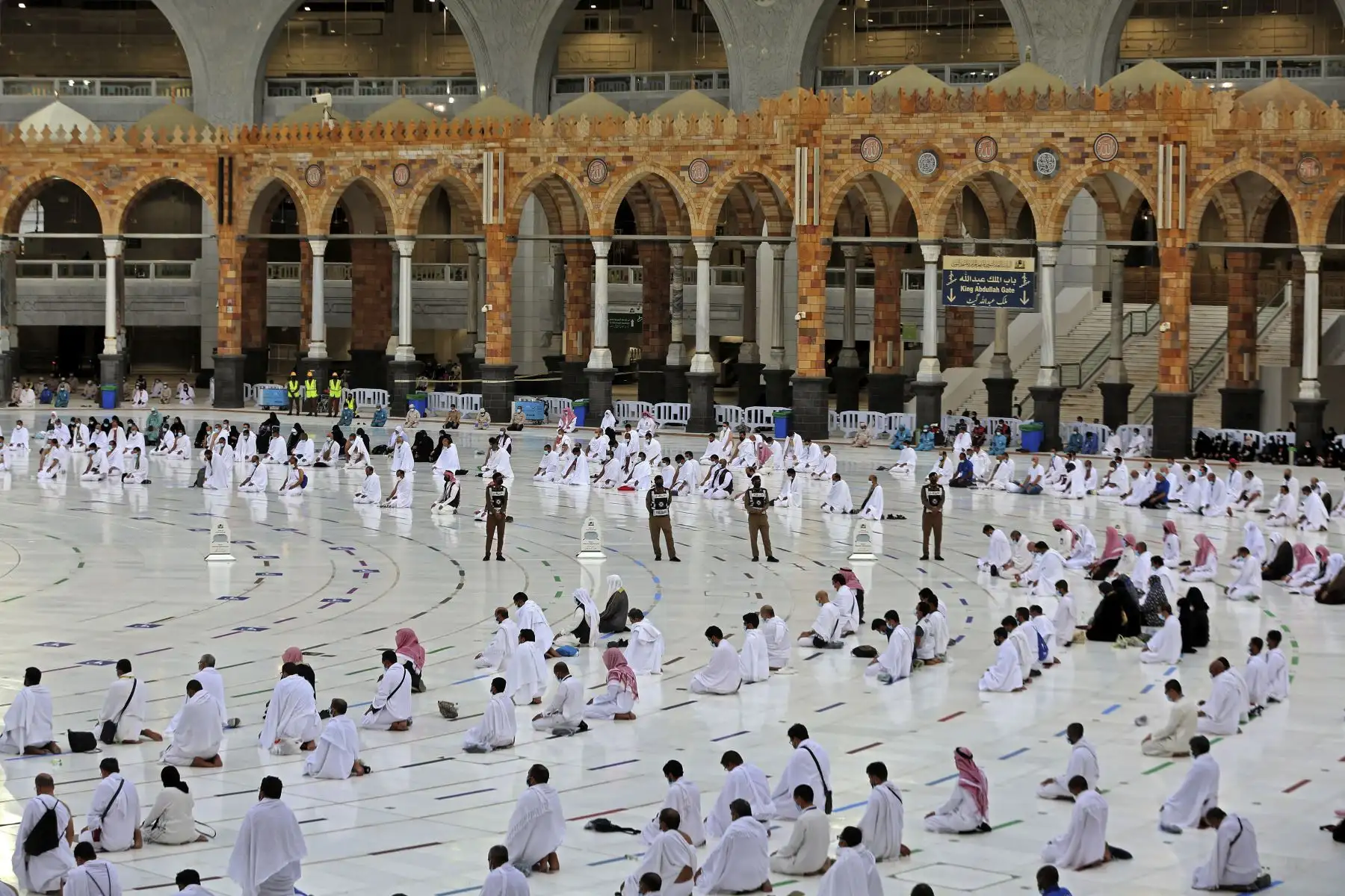 Los fieles realizan las oraciones de al-Adha el primer día de la fiesta alrededor de la Kaaba, el santuario más sagrado del Islam, en la Gran mezquita de la ciudad sagrada de La Meca. Foto: AFP