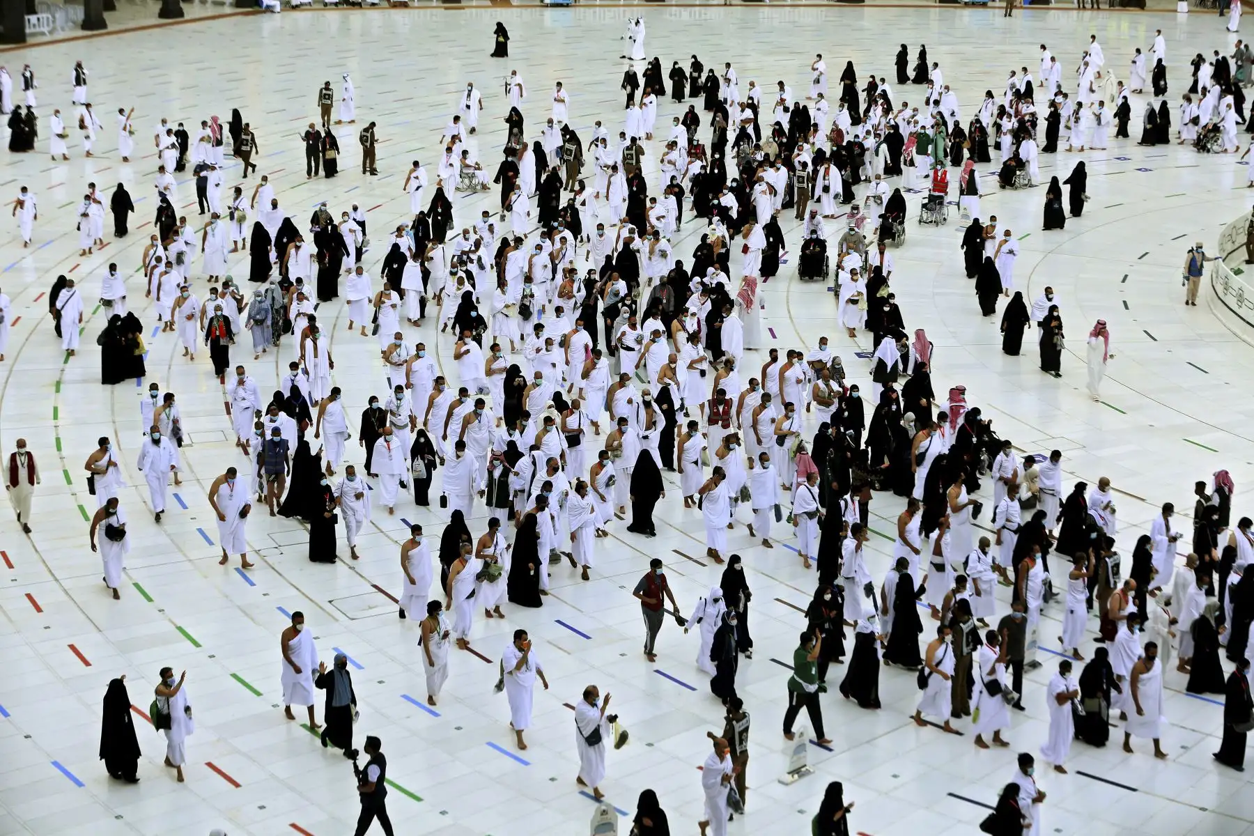Los fieles circunvalan la Kaaba, el santuario más sagrado del Islam, en la Gran mezquita de la ciudad saudita de La Meca, el primer día de la fiesta de al-Adha celebrada por los musulmanes de todo el mundo. Foto: AFP