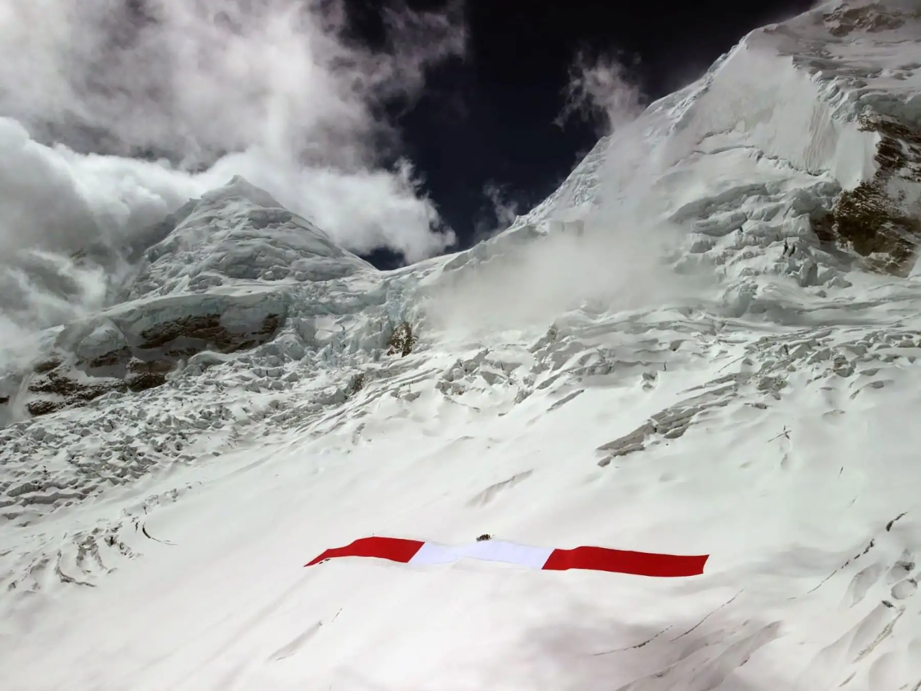 Áncash celebra presencia de la gigantesca Bandera del Bicentenario en la cumbre de nevado Huascarán. ANDINA/Difusión