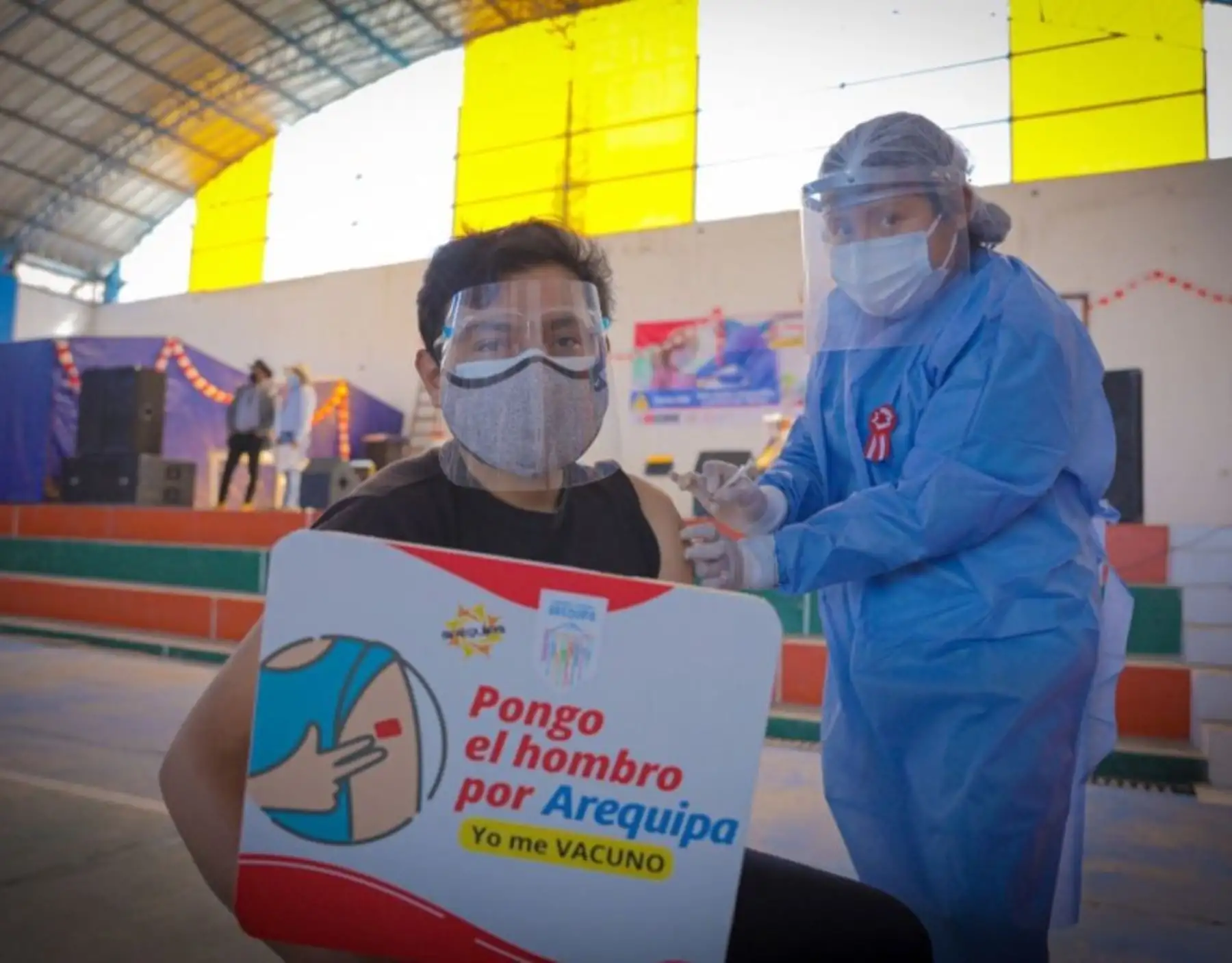 Arequipa inició hoy la vacunación contra la covid-19 a los mayores de 18 años de edad en cinco provincias de esta región, convirtiéndose en el primer departamento del país en atender a este grupo etario. Foto: ANDINA/Difusión.