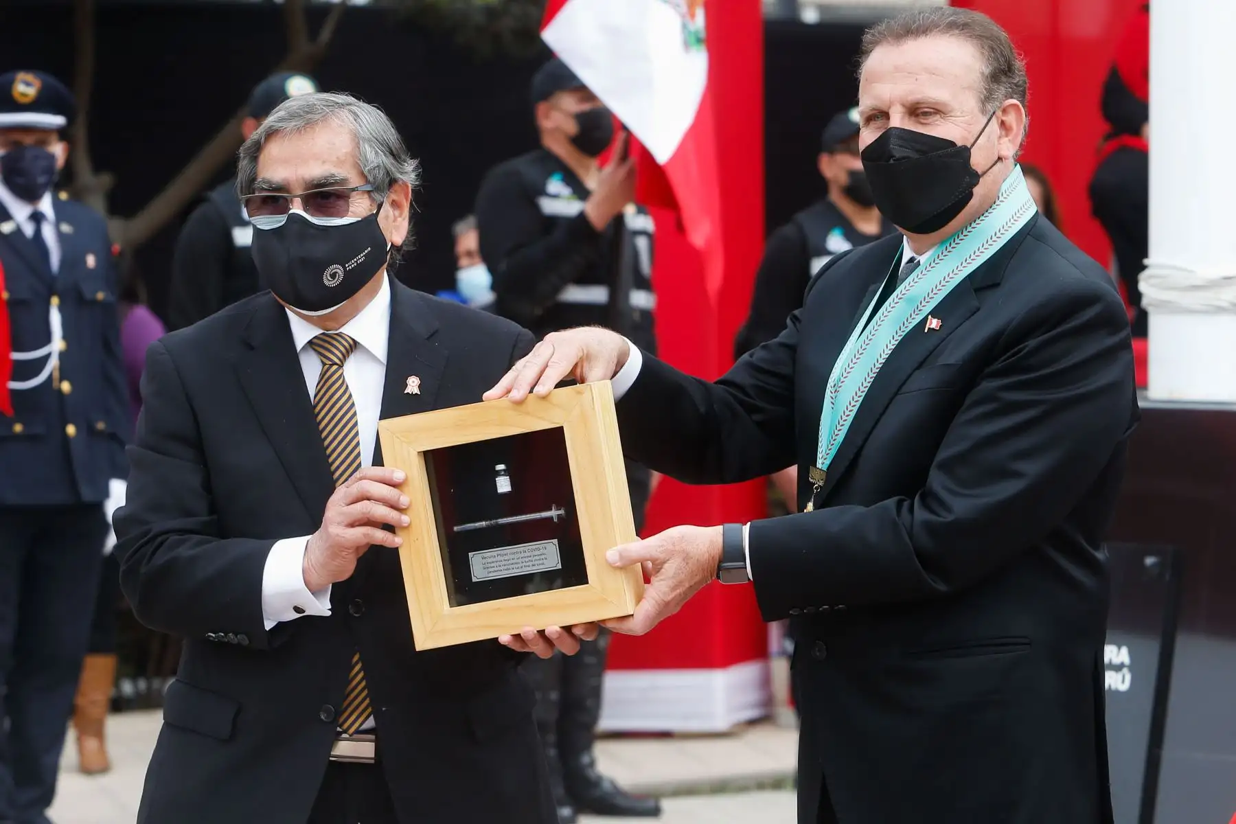Ministro de Salud,  Óscar Ugarte participa en el reconocimiento por su contribución en el manejo de la pandemia y el desarrollo del proceso de vacunación contra la covid- 19.
Foto: Minsa