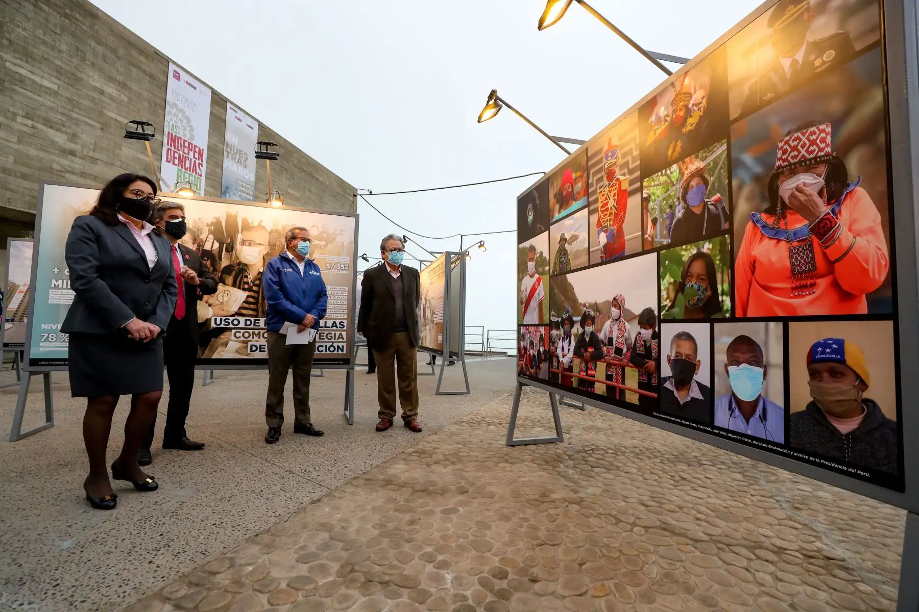 Presidenta del Consejo de Ministros, Violeta Bermúdez y el ministro de Cultura, Alejandro Neyra hacen un recorrido en la exposición " En nuestras manos " que se exhibe en el LUM.
Foto: PCM