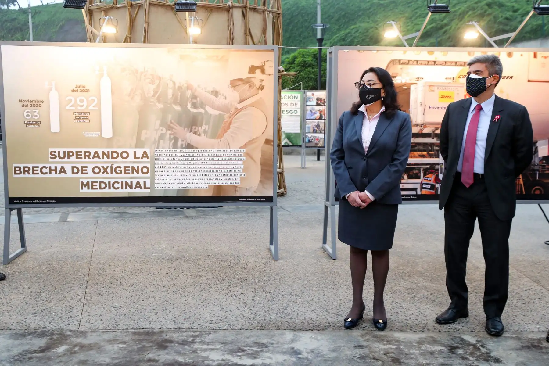 Presidenta del Consejo de Ministros, Violeta Bermúdez y el ministro de Cultura, Alejandro Neyra hacen un recorrido en la exposición " En nuestras manos " que se exhibe en el LUM.
Foto: PCM
