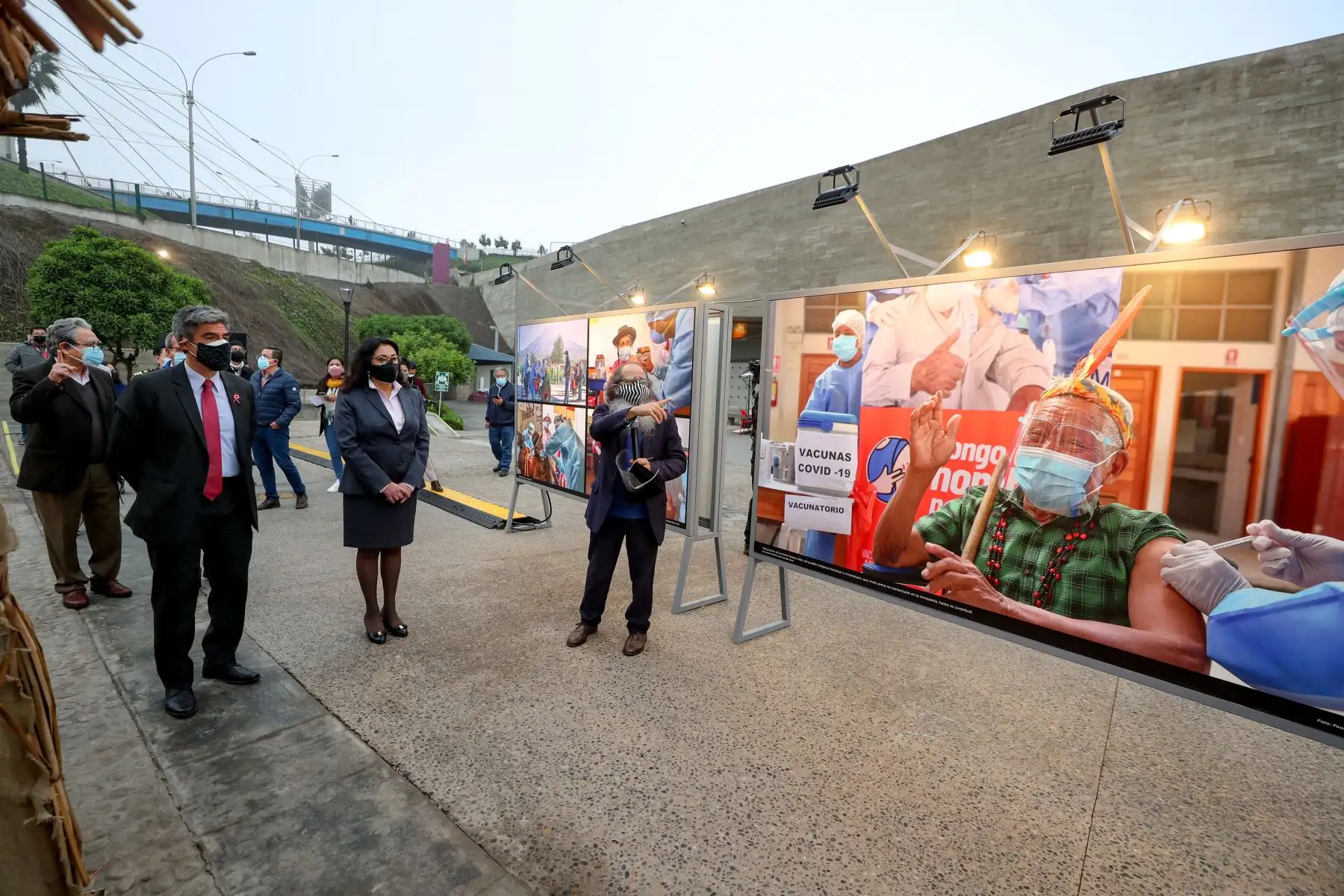 Presidenta del Consejo de Ministros, Violeta Bermúdez y el ministro de Cultura, Alejandro Neyra hacen un recorrido en la exposición " En nuestras manos " que se exhibe en el LUM.
Foto: PCM