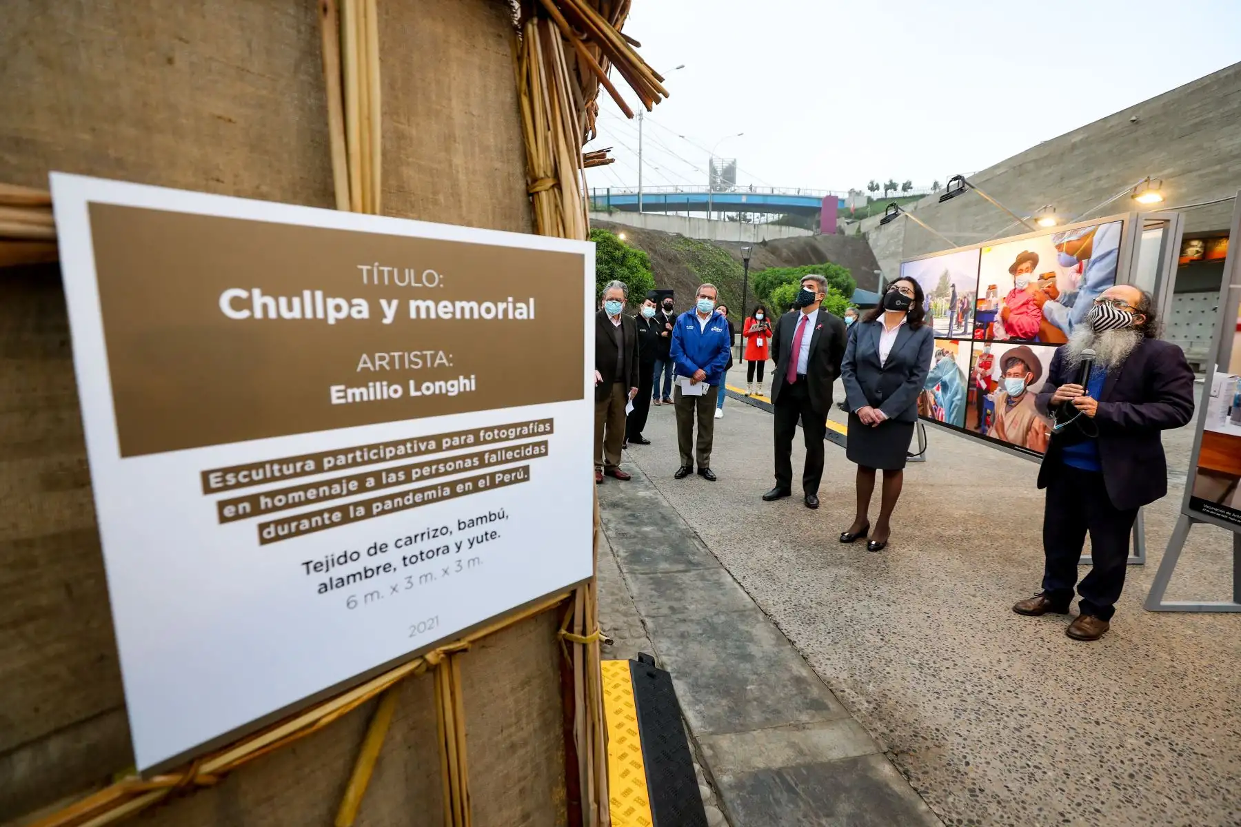 Presidenta del Consejo de Ministros, Violeta Bermúdez y el ministro de Cultura, Alejandro Neyra hacen un recorrido en la exposición " En nuestras manos " que se exhibe en el LUM.
Foto: PCM