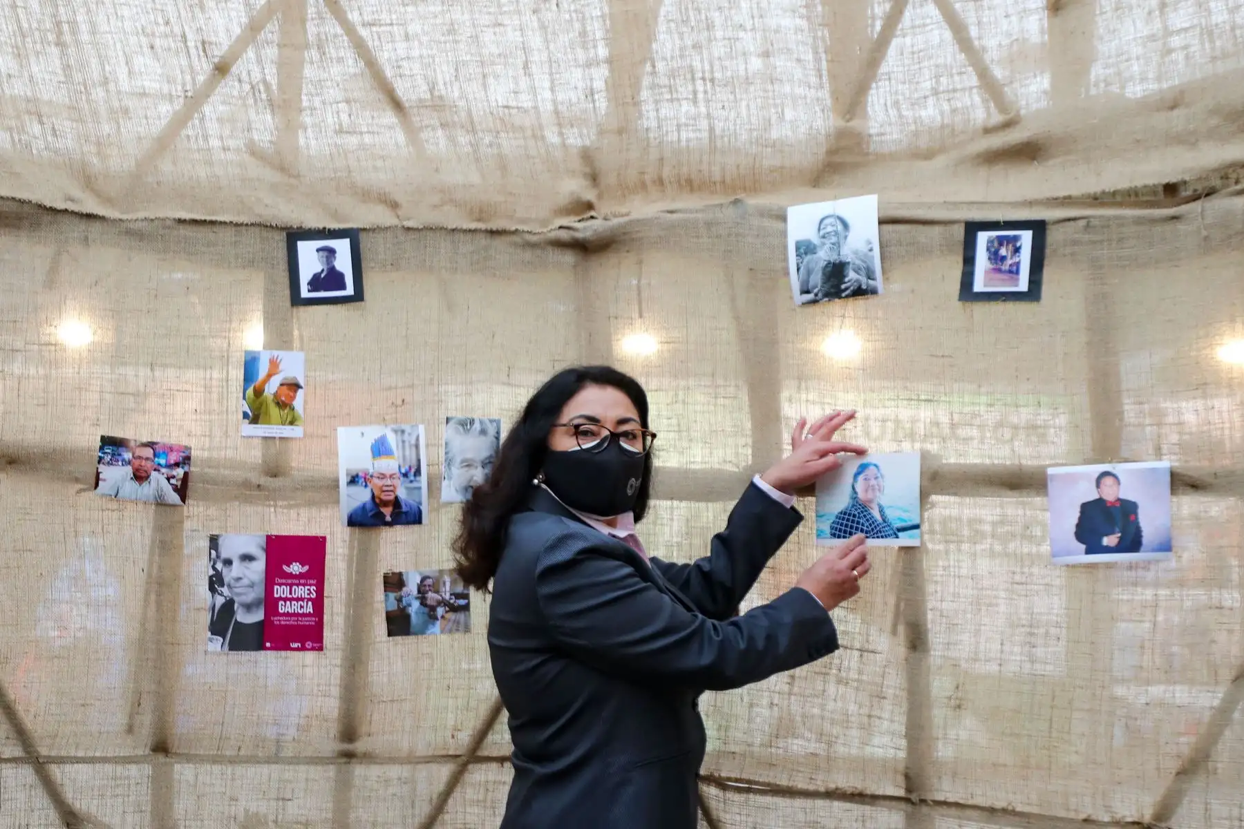 Presidenta del Consejo de Ministros, Violeta Bermúdez y el ministro de Cultura, Alejandro Neyra hacen un recorrido en la exposición " En nuestras manos " que se exhibe en el LUM.
Foto: PCM