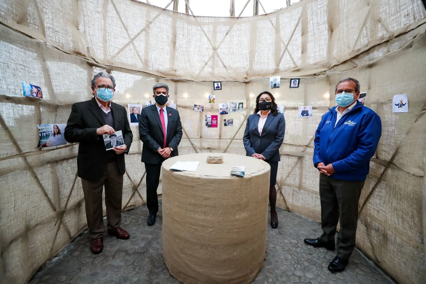 Presidenta del Consejo de Ministras, Violeta Bermúdez y el ministro de Cultura, Alejandro Neyra hacen un recorrido en la exposición " En nuestras manos " que se exhibe en el LUM.
Foto: PCM