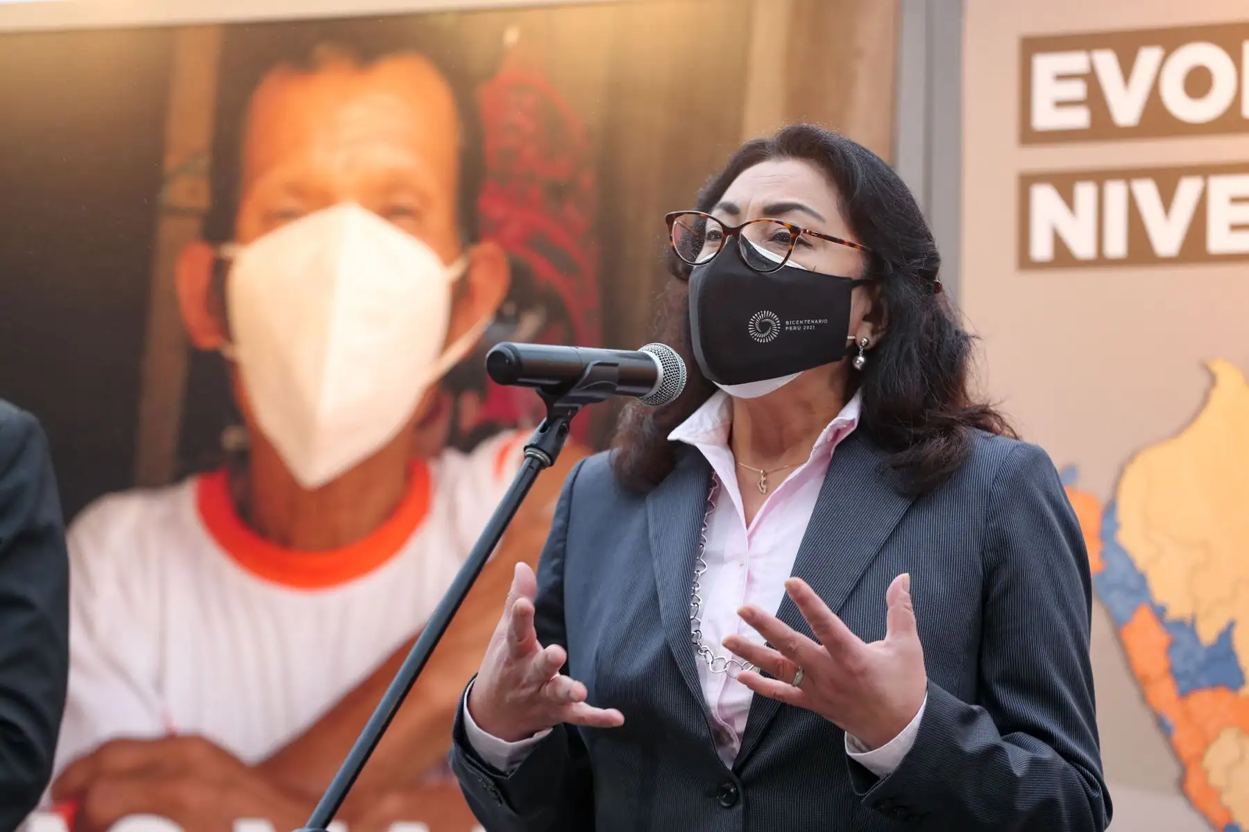 Presidenta del Consejo de Ministros, Violeta Bermúdez y el ministro de Cultura, Alejandro Neyra hacen un recorrido en la exposición " En nuestras manos " que se exhibe en el LUM.
Foto: PCM