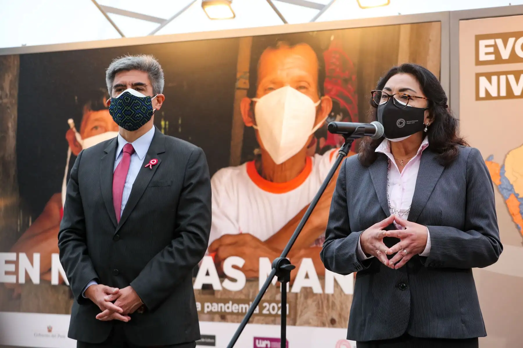 Presidenta del Consejo de Ministros, Violeta Bermúdez y el ministro de Cultura, Alejandro Neyra hacen un recorrido en la exposición " En nuestras manos " que se exhibe en el LUM.
Foto: PCM