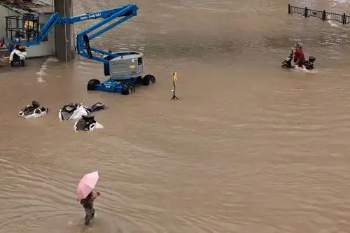La ciudad "registró una serie de tormentas raras y violentas, provocando una acumulación de agua en el metro de Zhengzhou", explicaron las autoridades. Foto: AFP.