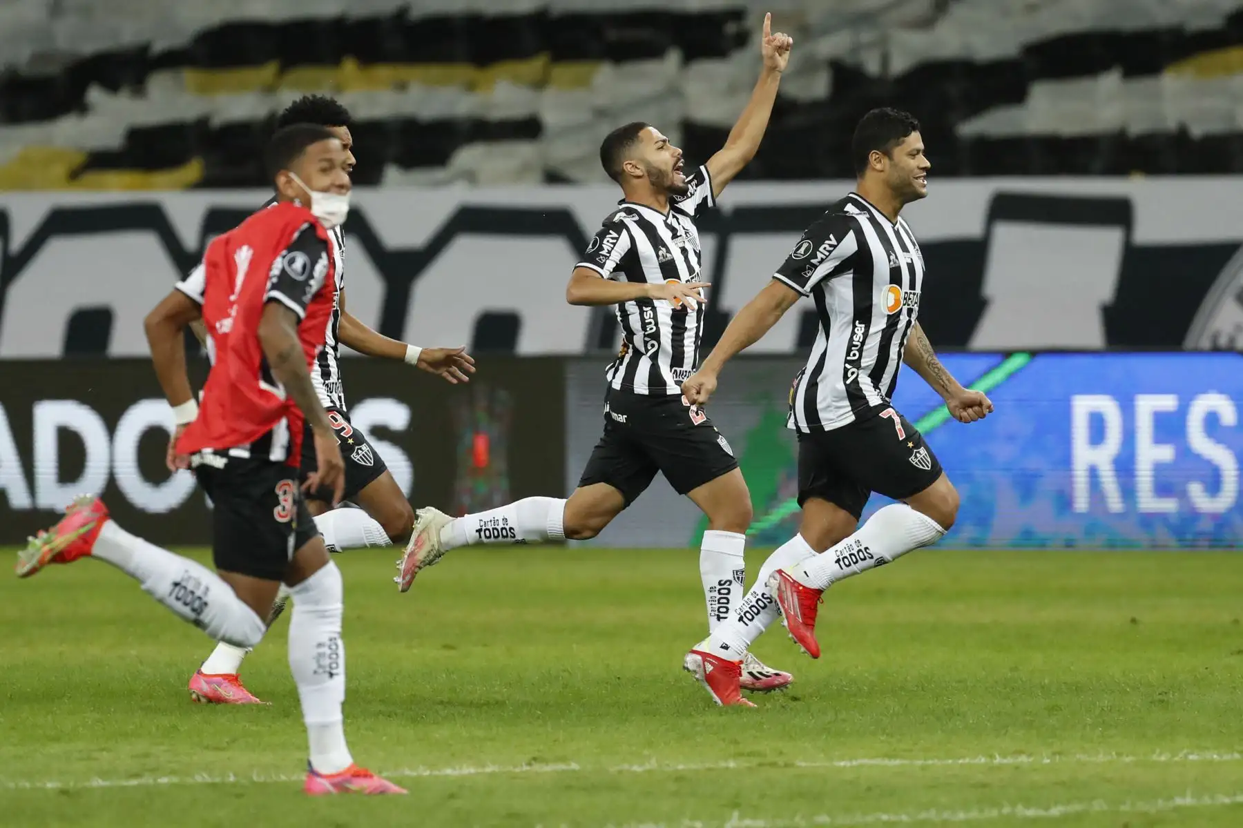 Los jugadores del Atlético Mineiro de Brasil celebran después de derrotar al Boca Juniors de Argentina durante el partido de vuelta de los octavos de final de la Copa Libertadores en el Estadio Minerao en Belo Horizonte, Brasil.
Foto: AFP