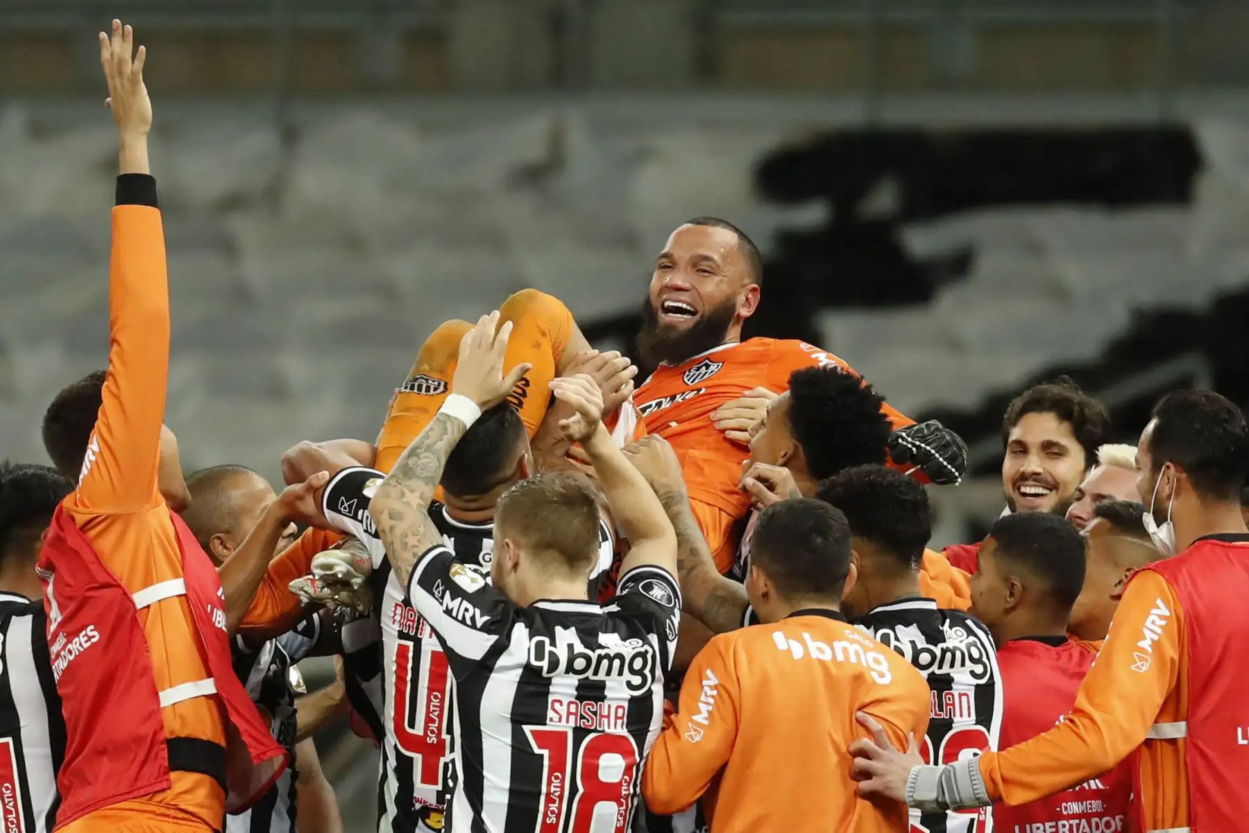 Everson, portero del Atlético Mineiro de Brasil, celebra con sus compañeros de equipo después de anotar un tiro penal para derrotar al Boca Juniors de Argentina durante el partido de vuelta de los octavos de final de la Copa Libertadores.
Foto: AFP