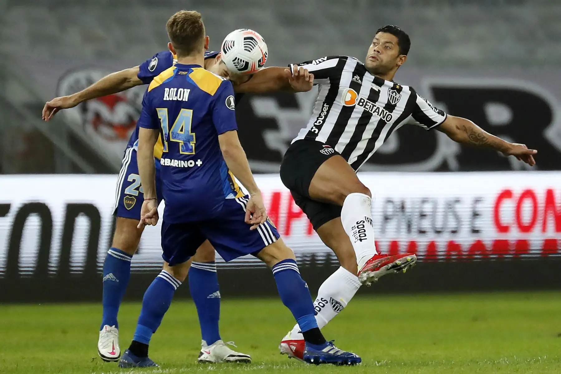 El Atlético Mineiro Hulk de Brasil y el Boca Juniors de Argentina Carlos Izquierdoz compiten por el balón durante el partido de vuelta de los octavos de final de la Copa Libertadores en el Estadio Minerao en Belo Horizonte, Brasil.
Foto: AFP