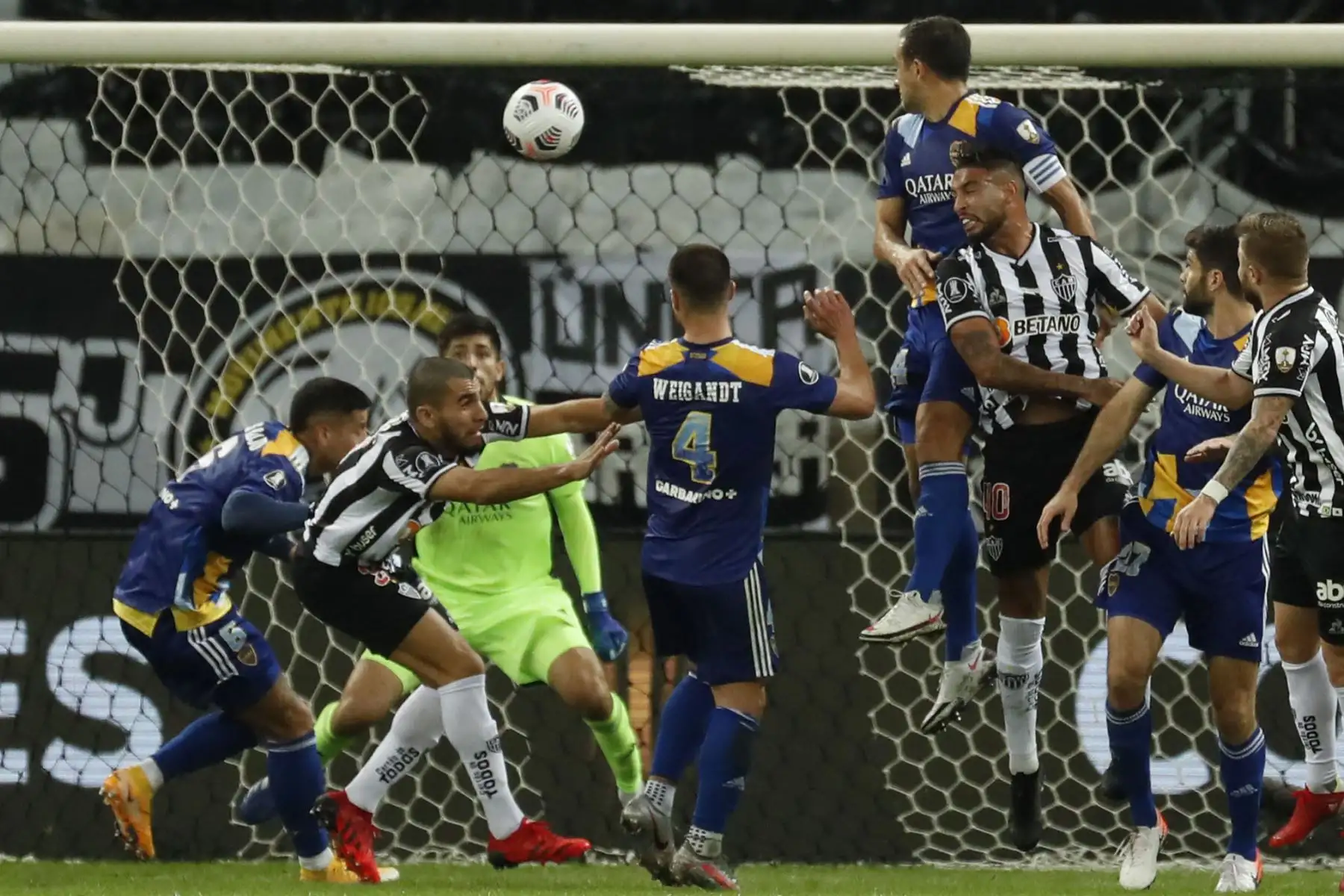 El jugador de Atlético Mineiro de Brasil,  Nathan Silva y Boca Juniors de Argentina Carlos Izquierdoz saltan de cabeza durante su partido de vuelta de octavos de final de la Copa Libertadores en el Estadio Minerao en Belo Horizonte, Brasil.
Foto: AFP
