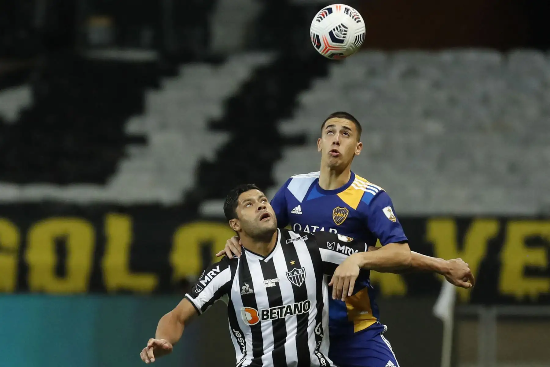 El Atlético Mineiro Hulk de Brasil  y el argentino Boca Juniors Agustín Sandez compiten por el balón durante su partido de vuelta de octavos de final de la Copa Libertadores en el Estadio Minerao en Belo Horizonte, Brasil.
Foto: AFP