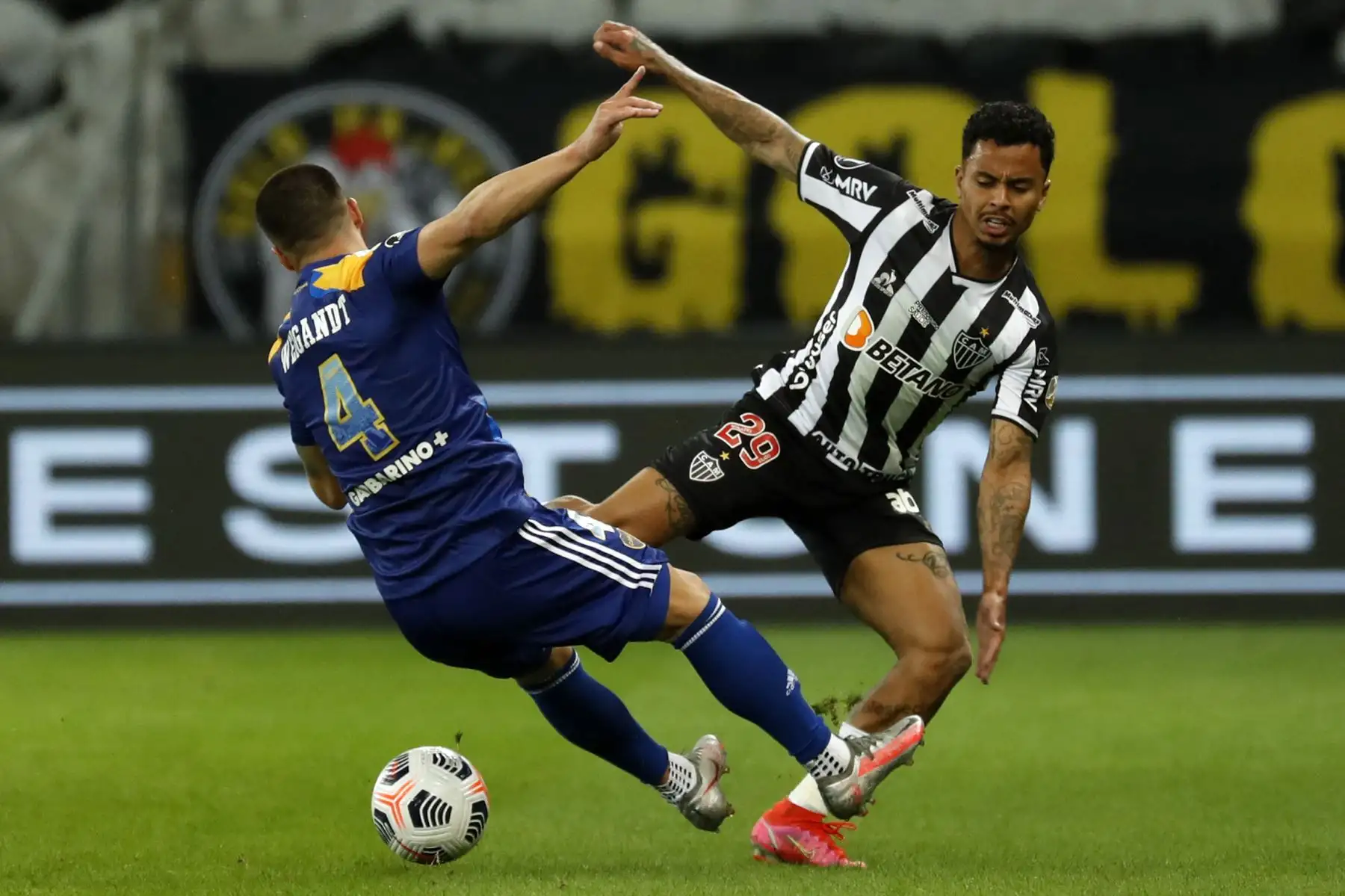 El argentino Boca Juniors Marcelo Weignadt y el Atlético Mineiro Allan de Brasil compiten por el balón durante el partido de vuelta de los octavos de final de la Copa Libertadores en el Estadio Minerao en Belo Horizonte, Brasil.
Foto: AFP