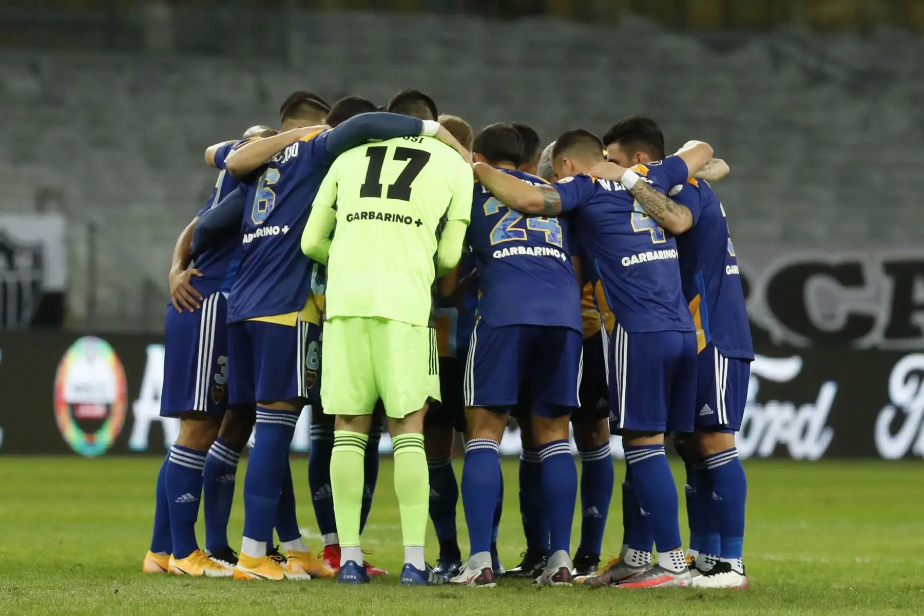 Los jugadores argentinos de Boca Juniors se animan antes del partido de vuelta de los octavos de final de la Copa Libertadores entre el Atlético Mineiro de Brasil y el Boca Juniors de Argentina en el Estadio Minerao en Belo Horizonte, Brasil.
Foto: AFP