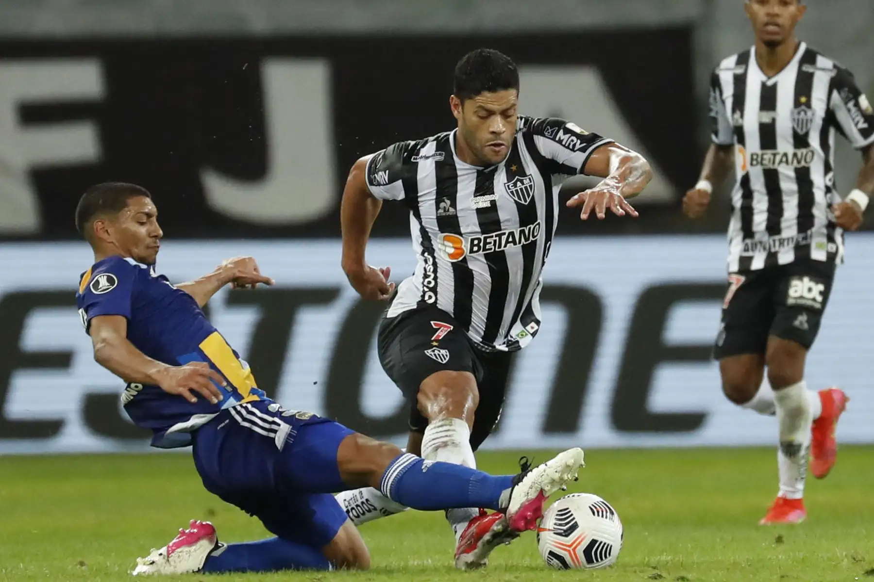 El argentino Boca Juniors Cristian Medina y el Atlético Mineiro Hulk de Brasil compiten por el balón durante su partido de vuelta de octavos de final de la Copa Libertadores en el Estadio Minerao en Belo Horizonte, Brasil.
Foto: AFP
