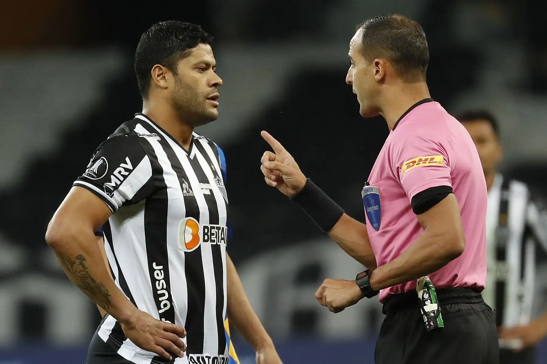 El árbitro uruguayo Esteban Ostojich habla con el Atlético Mineiro Hulk de Brasil durante la ronda de octavos de final de la Copa Libertadores entre el Atlético Mineiro de Brasil y el Boca Juniors de Argentina en el Estadio Minerao en Belo Horizonte, Brasil.
Foto: AFP