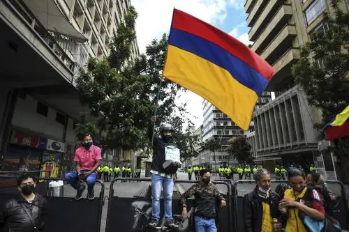 De acuerdo con el ministerio de Defensa, más de 53,000 policías y 36,000 militares custodiaron las marchas. Foto: AFP.