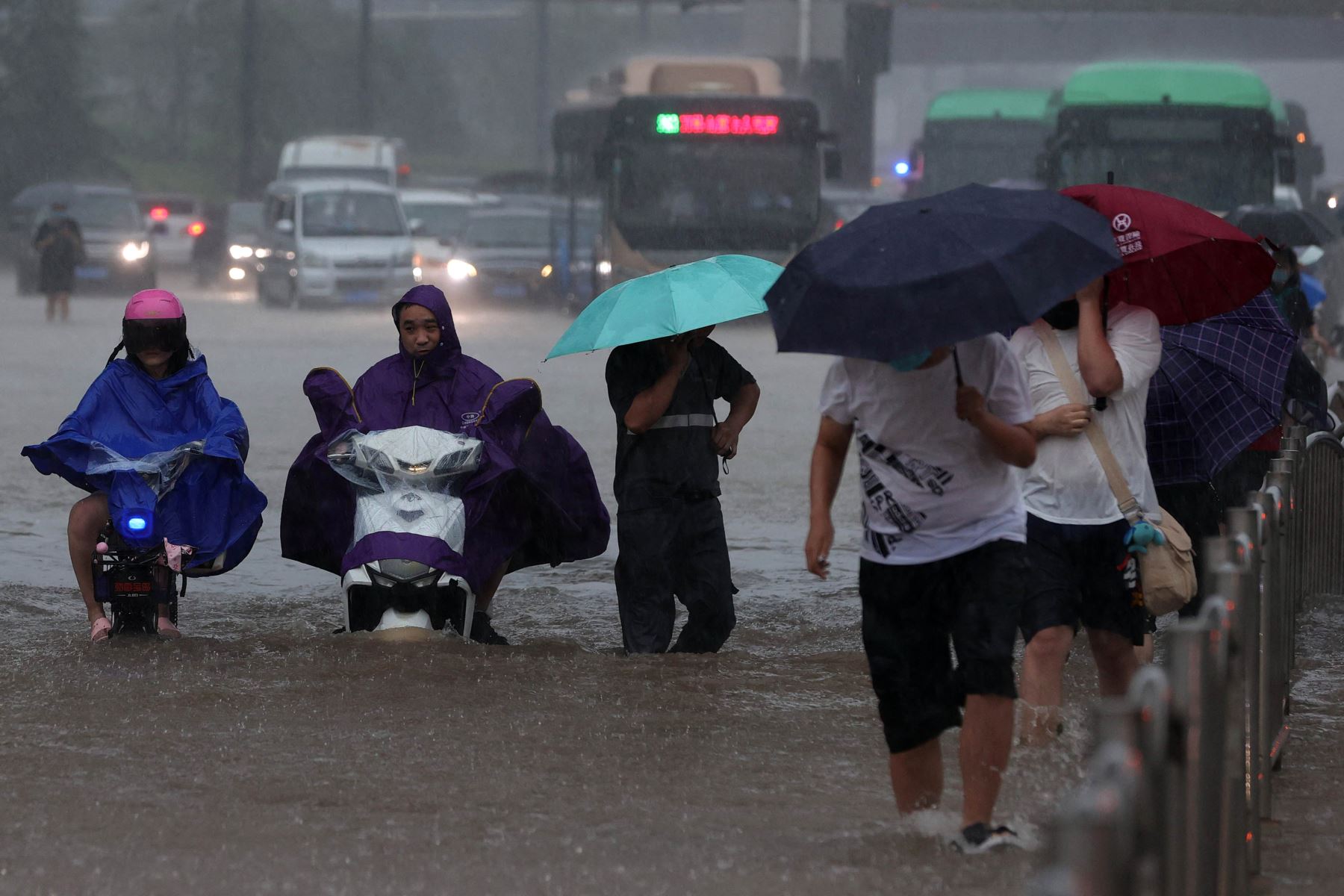 Los servicios de emergencia decretaron una alerta de nivel 2 en el conjunto del país por las inundaciones. Foto: AFP