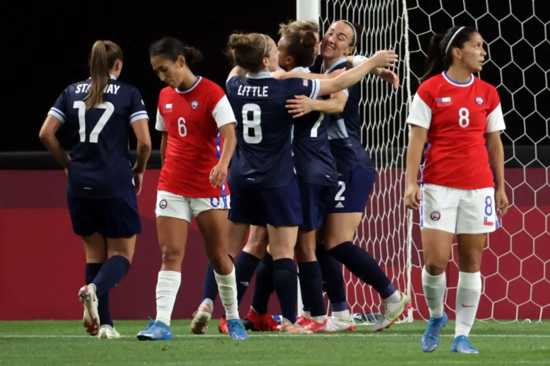 Ellen White fue la gran figura de Gran Bretaña al anotar dos goles ante las chilenas
