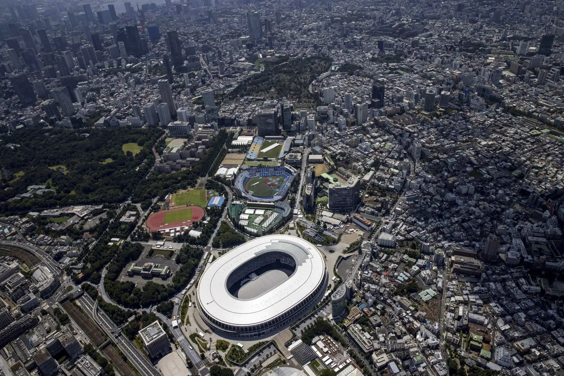 Esta foto aérea muestra el horizonte de Tokio y el Estadio Olímpico, la sede principal de los Juegos Olímpicos de Tokio 2020. Foto: AFP