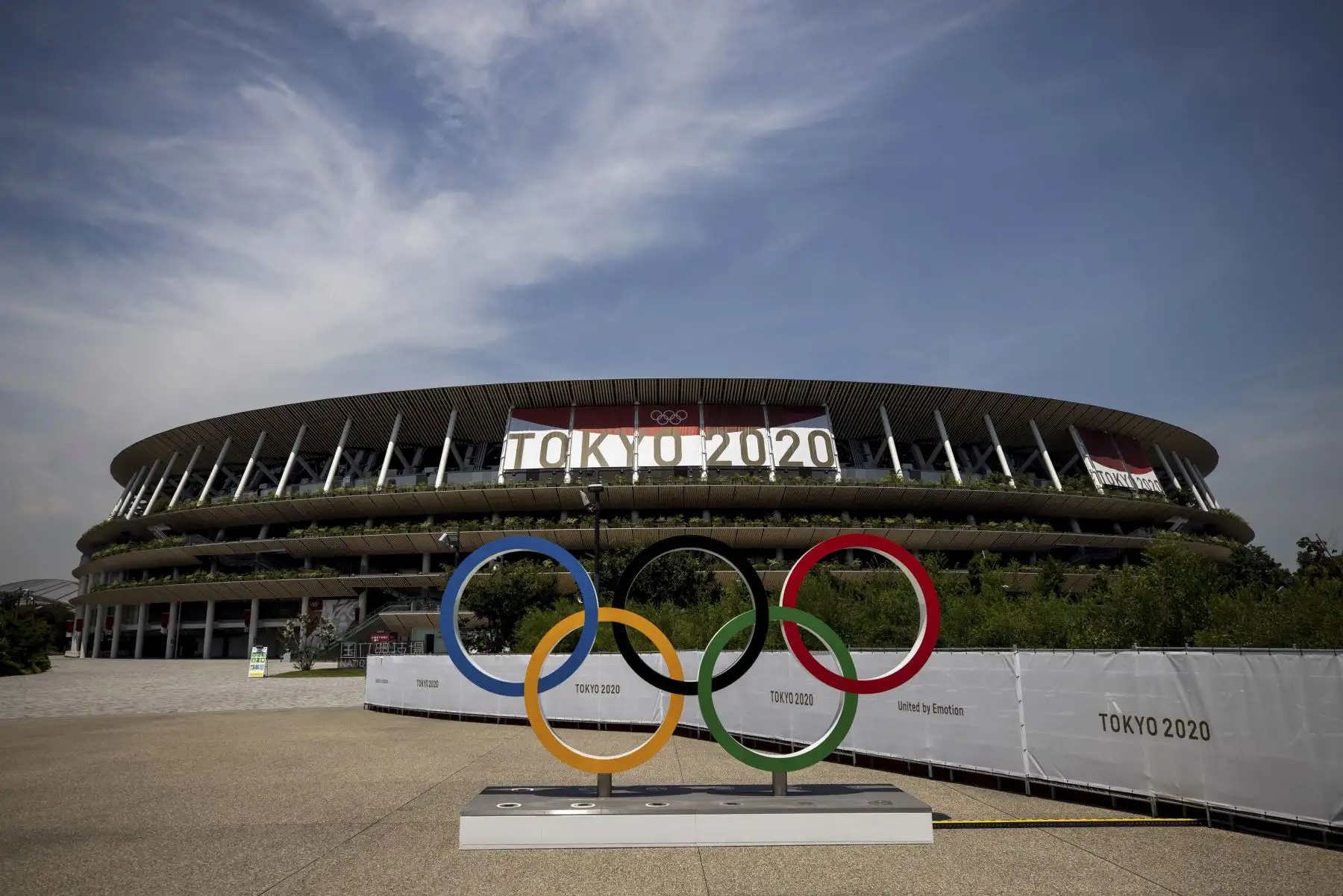 Anillos olímpicos y el Estadio Olímpico de Tokio a dos días de la inauguración del certamen. Foto: AFP