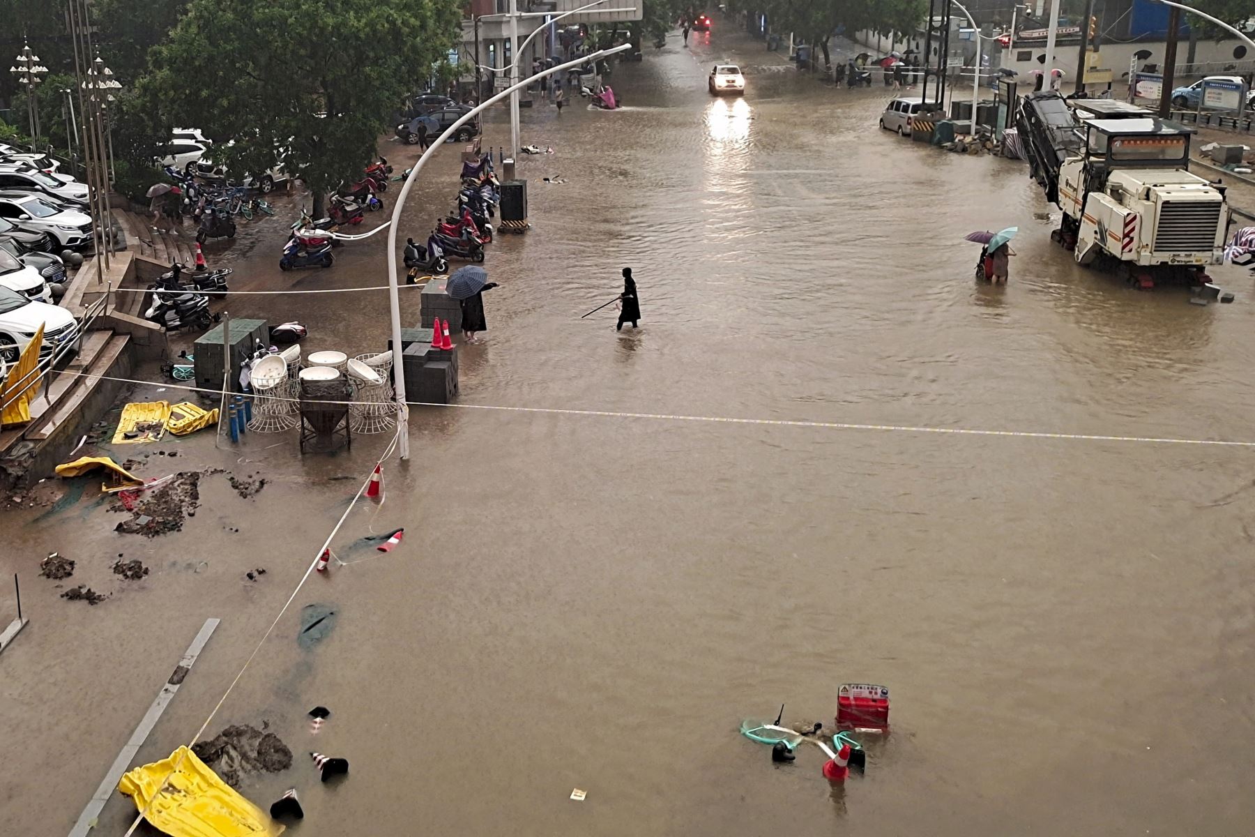 La inundación se observa a lo largo de la calle después de las fuertes lluvias en Zhengzhou, en la provincia de Henan, en China. Foto: AFP