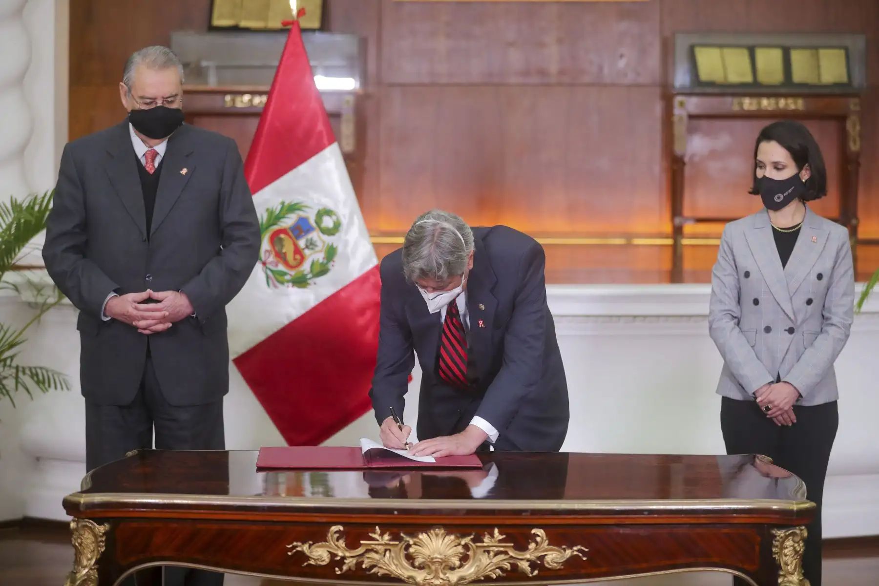 El presidente Francisco Sagasti junto al canciller Allan Wagner y la titular del Mincetur, Claudia Cornejo, lideró la ceremonia de ratificación del Tratado Integral y Progresista de Asociación Transpacífico. Foto: ANDINA/Prensa Presidencia