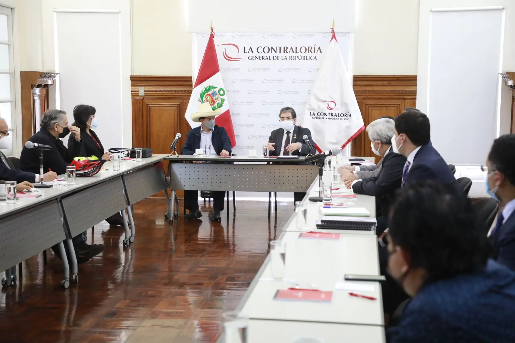 El presidente electo, Pedro Castillo, se reunió con el contralor general, Nelson Shack, para iniciar coordinación sobre el proceso de transferencia de gestión. Foto: Difusión