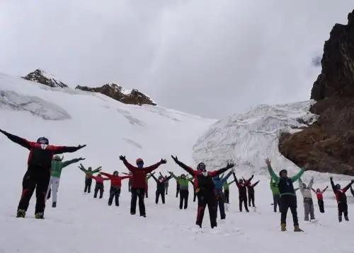 Ancashinos celebran con baile en nevado el Bicentenario de la Independencia.