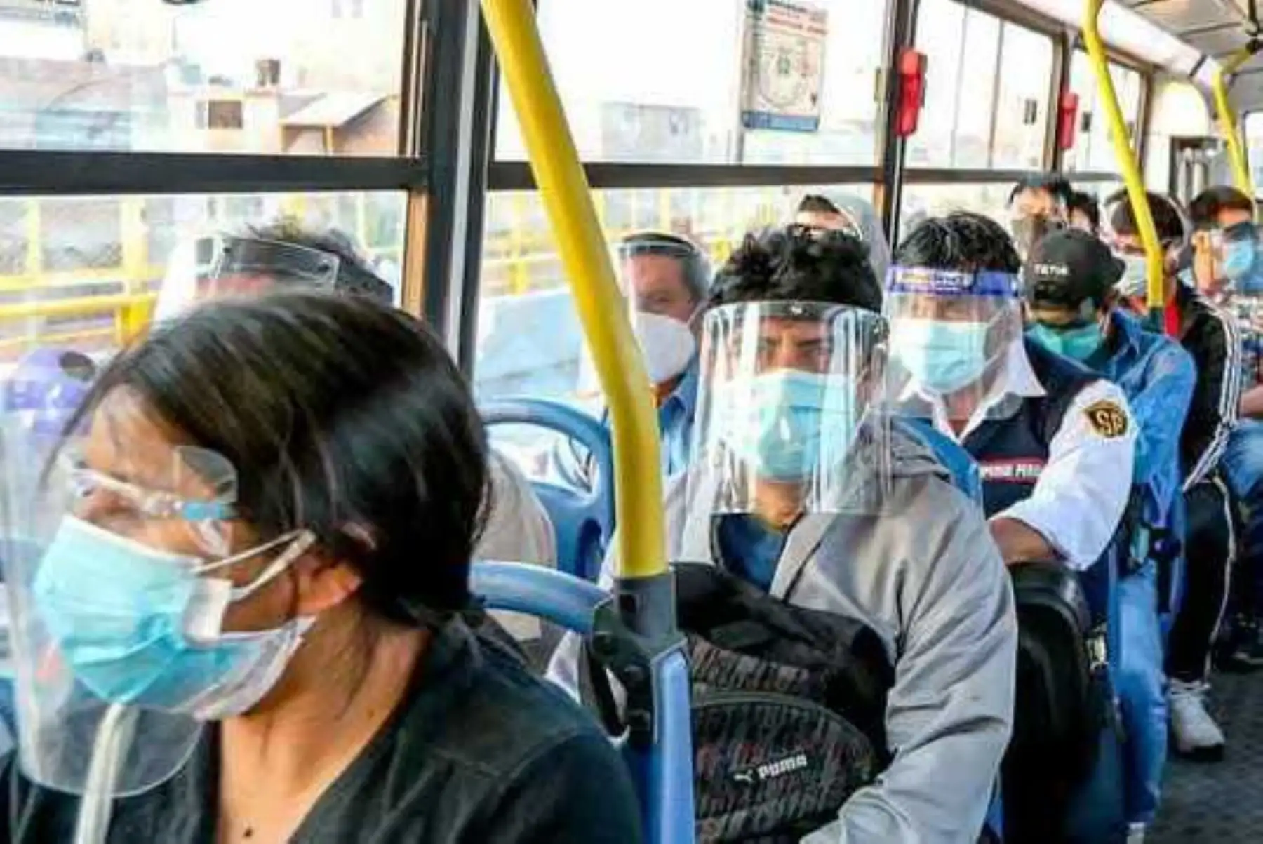 Transportistas que presten protectores faciales a usuarios serán multados con S/ 220. Foto: ANDINA/Difusión.