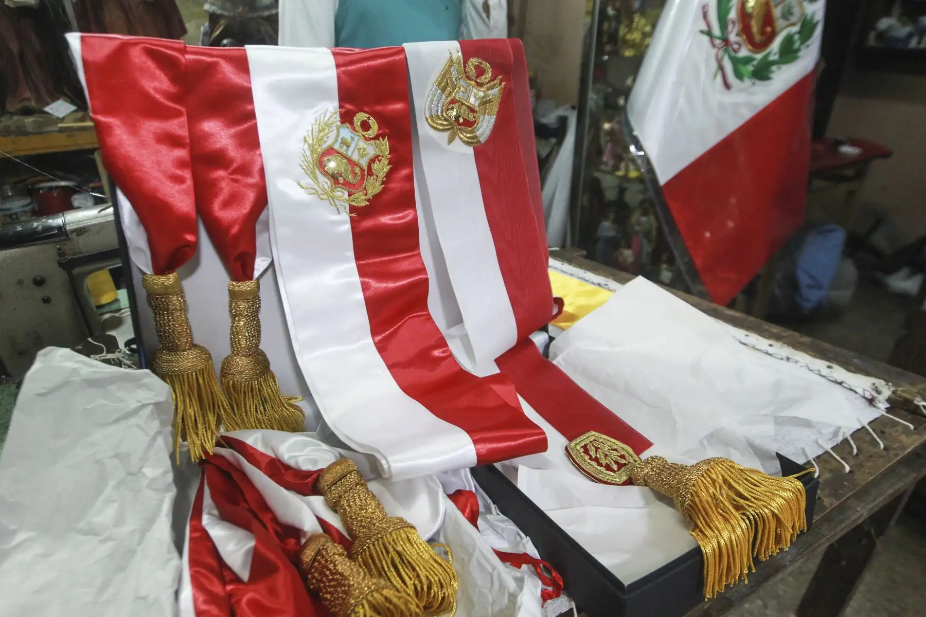 Gracias al apoyo de su hija menor, dos primas y don Fabio, el asistente que fue brazo derecho de su padre, don Dante puede realizar este delicado trabajo para el cual se usan agujas alemanas de diferentes tamaños.  Foto: ANDINA/Jhony Laurente