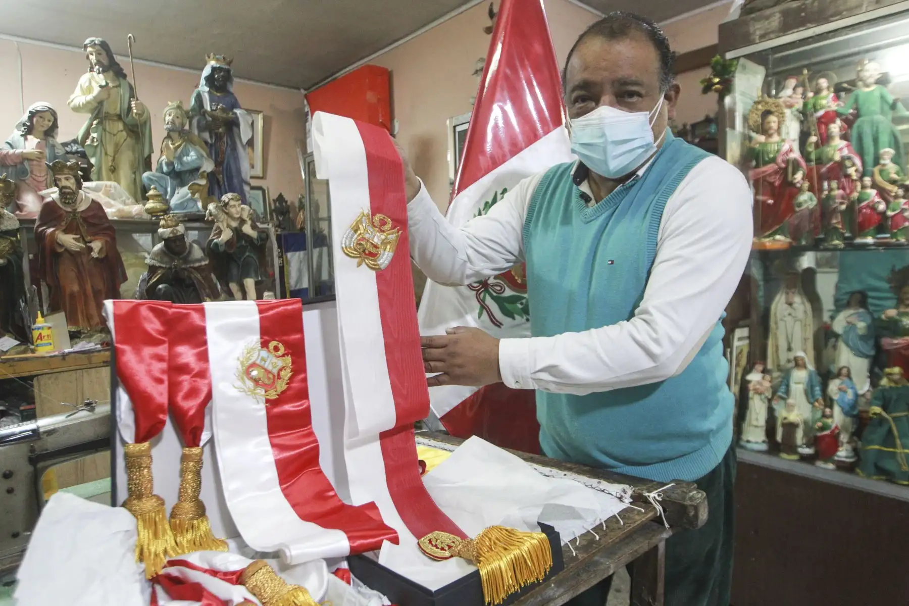 Desde los 15 años, don Dante Grados conoce el mundo de los hilos dorados, tafetas rojas y blancas y bordados delicados, pues su progenitor, con visión de buen patriarca, lo introdujo al negocio familiar para asegurar que continuara en el tiempo. Foto: ANDINA/Jhony Laurente.
