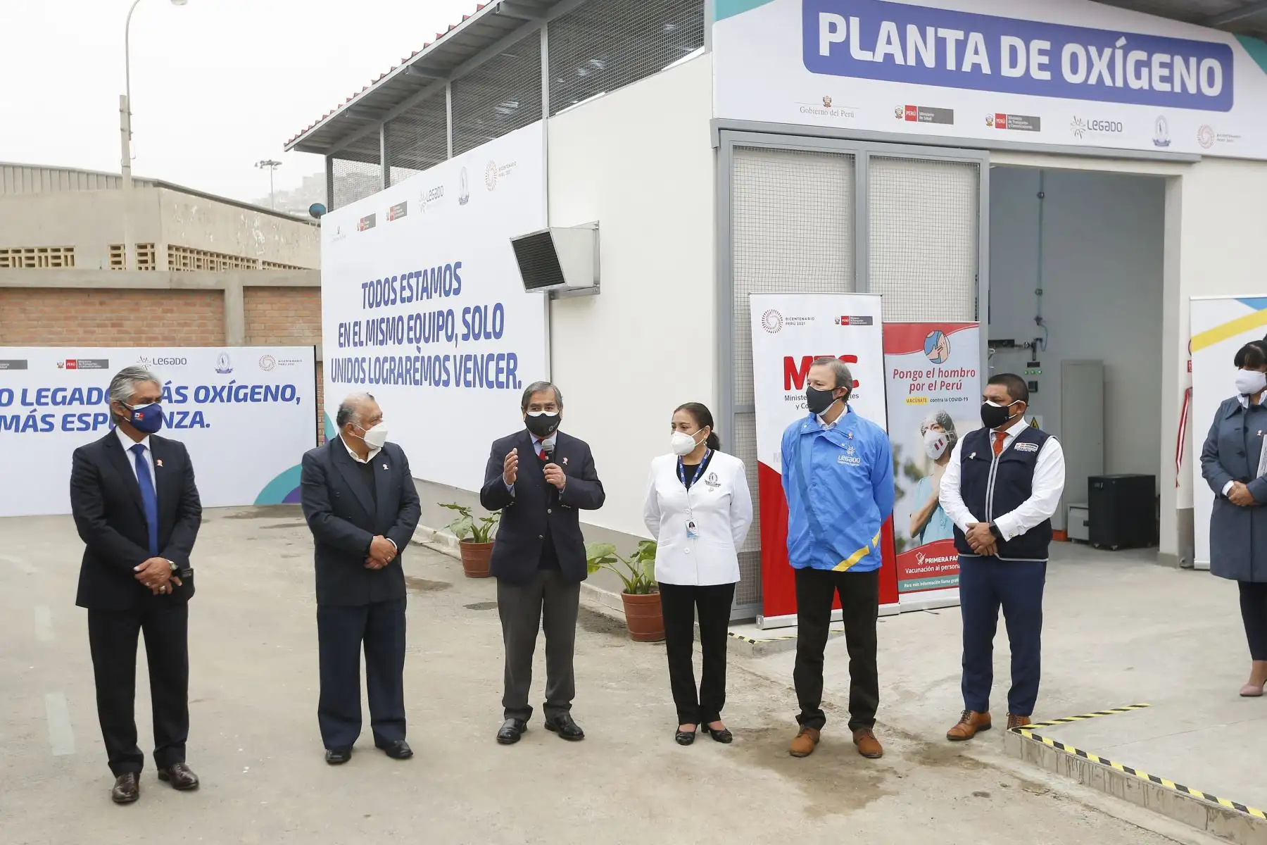 El ministro de Salud, Oscar Ugarte, junto al titular de Transportes y Comunicaciones, Eduardo González, inauguraron planta de oxígeno en el Instituto Nacional de Rehabilitación ‘Dra. Adriana Rebaza Flores’, en Chorrillos. Foto: ANDINA/Minsa