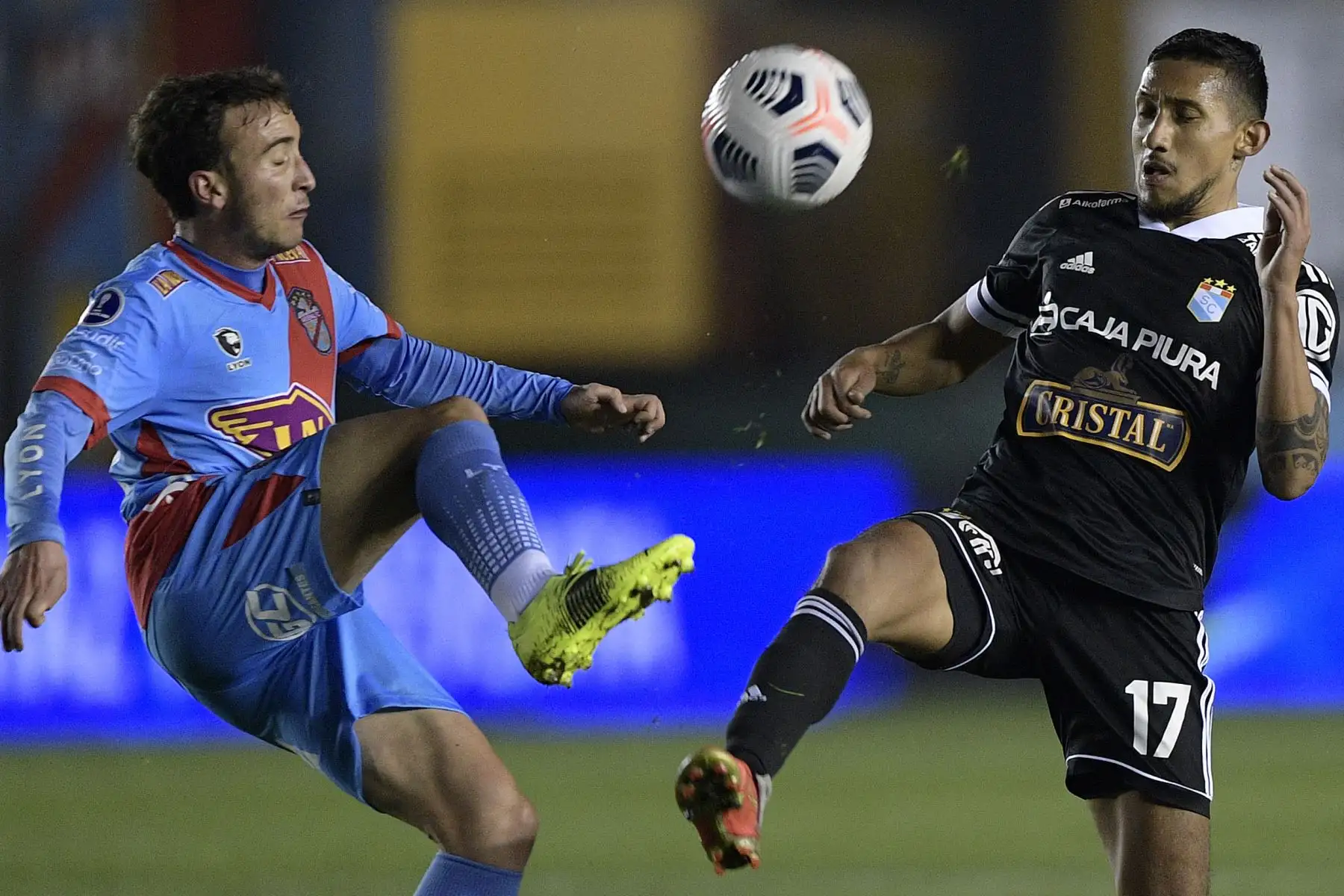 El jugador del Arsenal de Argentina, Lucas Necul y el jugador de Sporting Cristal,  Christofer Gonzales de Perú compiten por el balón durante el partido de vuelta de los octavos de final de la Copa Sudamericana.
Foto: AFP