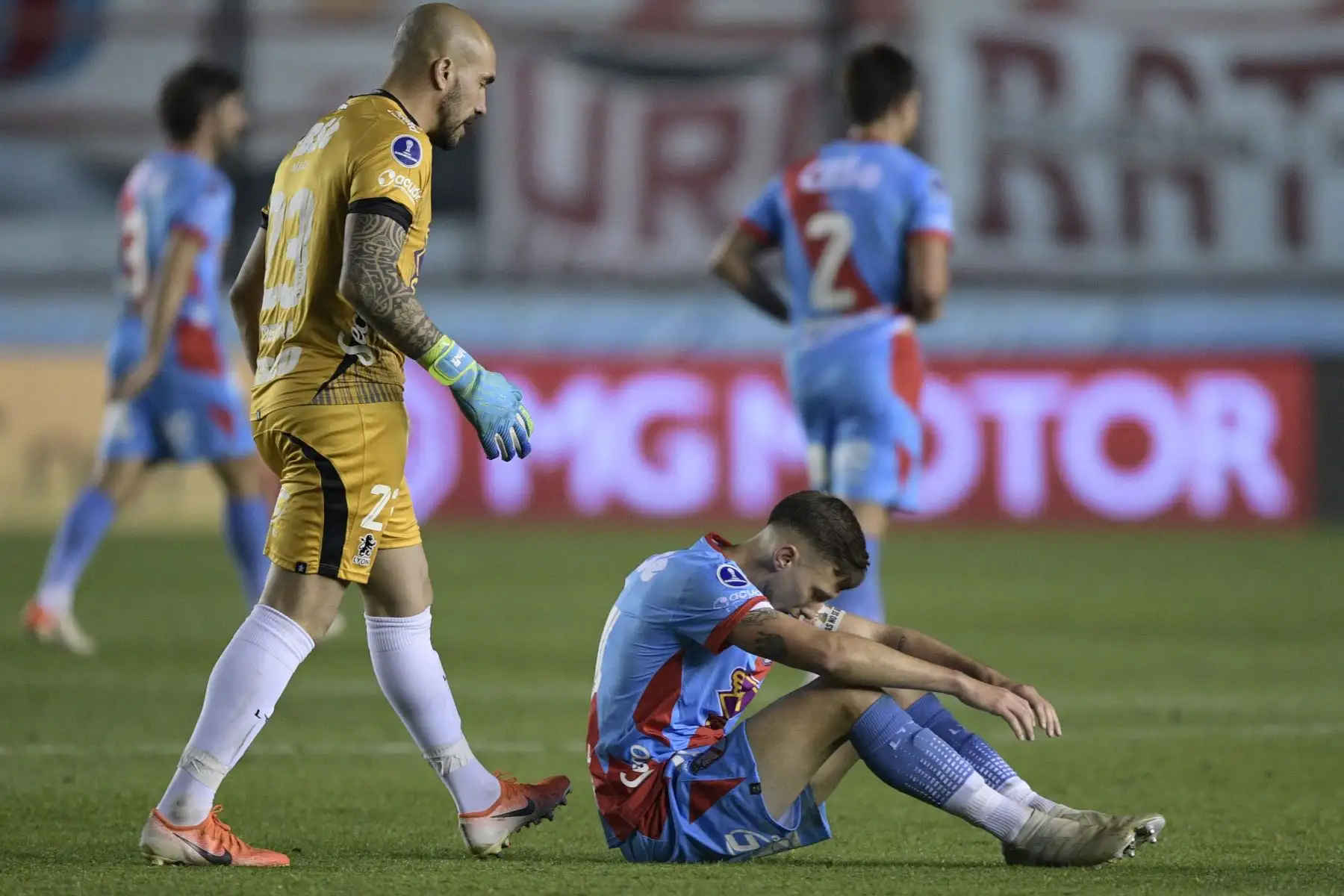 El portero argentino del Arsenal Alejandro Medina y su compañero de equipo Mateo Carabajal reaccionan luego de perder ante el Sporting Cristal de Perú al final de su partido de vuelta de los octavos de final de la Copa Sudamericana en el estadio Julio Humberto Grondona de Buenos Aires.
Foto: AFP