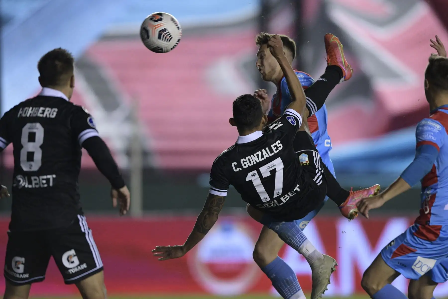 Sporting Cristal Christofer Gonzales de Perú anota contra el Arsenal de Argentina durante el partido de vuelta de los octavos de final de la Copa Sudamericana en el estadio Julio Humberto Grondona de Buenos Aires.
Foto: AFP