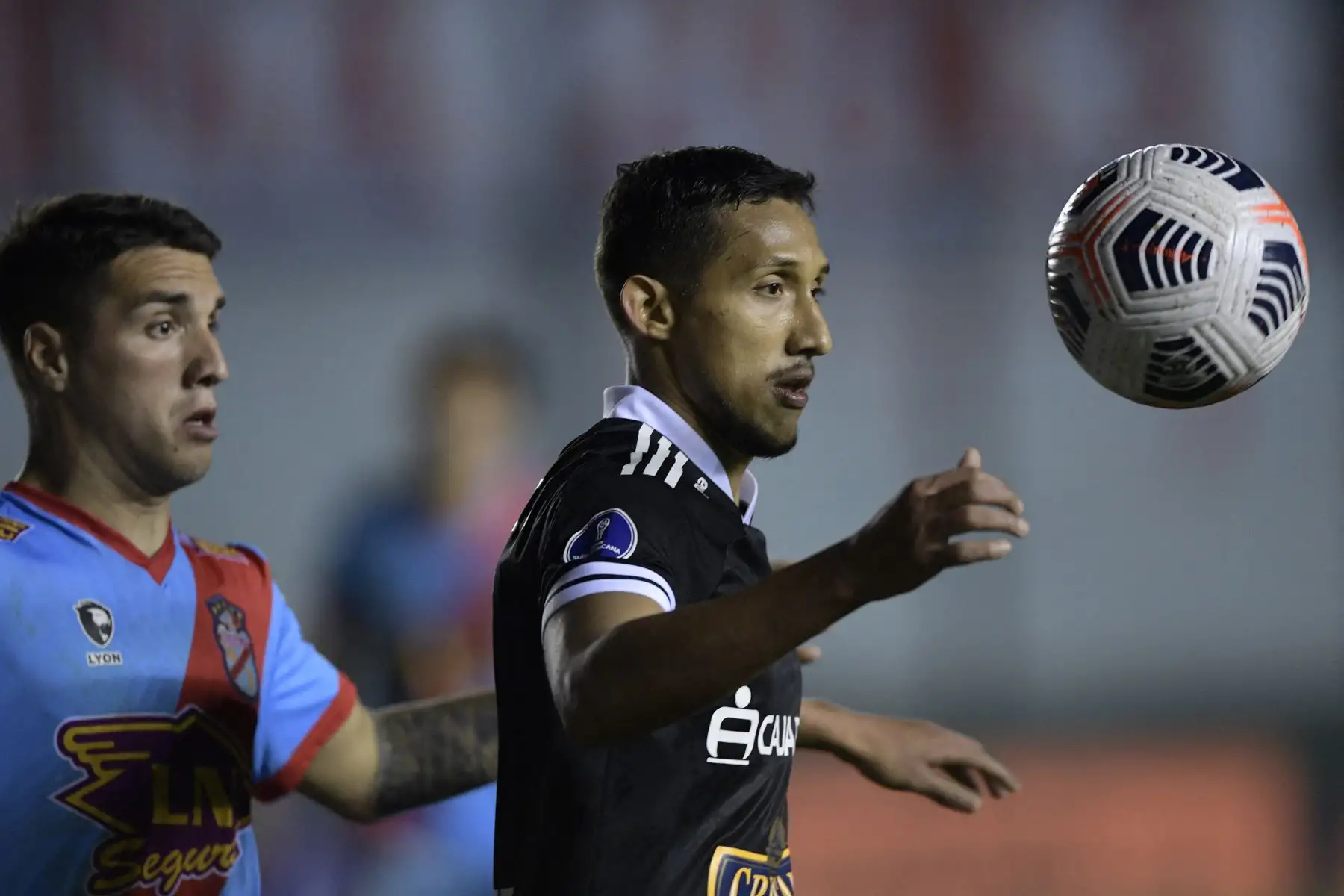 El Arsenal de Argentina Gastón Benavidez (L) y el Sporting Cristal Christofer Gonzales de Perú miran el balón durante el partido de vuelta de los octavos de final de la Copa Sudamericana en el estadio Julio Humberto Grondona de Buenos Aires.
Foto: AFP