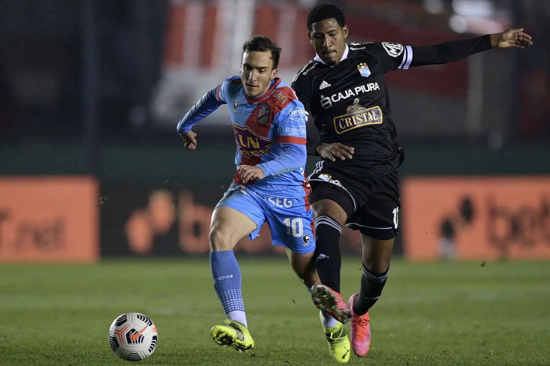 El Arsenal de Argentina Lucas Necul  y el Sporting Cristal Jesús Castillo de Perú compiten por el balón durante el partido de vuelta de los octavos de final de la Copa Sudamericana en el estadio Julio Humberto Grondona de Buenos Aires.
Foto: AFP