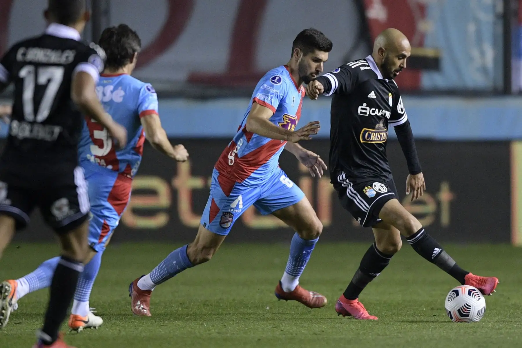 El peruano Sporting Cristal argentino Marcos Riquelme y el argentino Arsenal Gaston Suso compiten por el balón durante el partido de vuelta de los octavos de final de la Copa Sudamericana 
Foto: AFP
