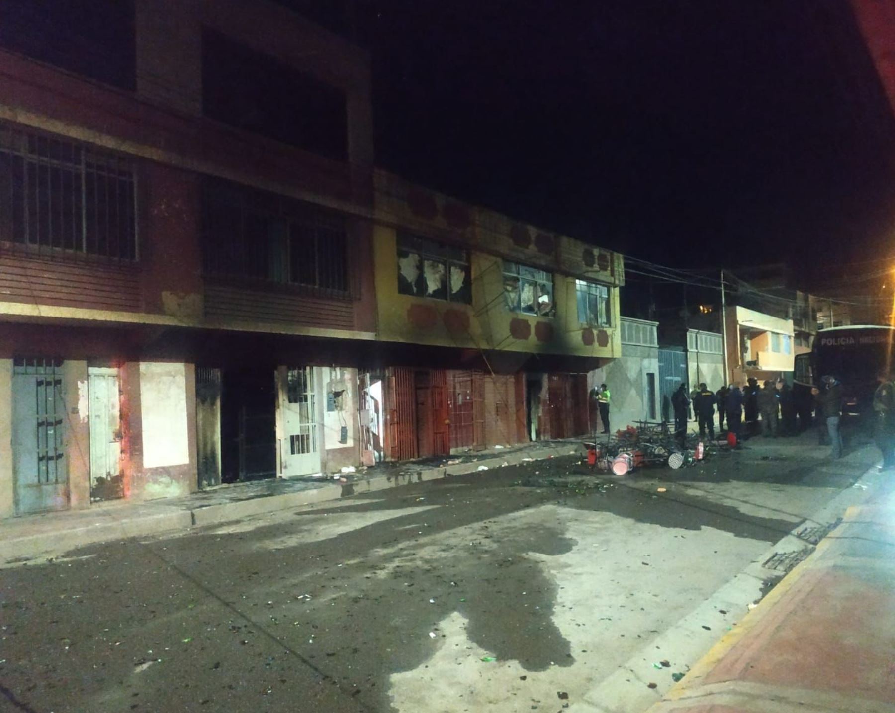 Pobladores incendian locales nocturnos de Juliaca que no respetaban restricciones por la pandemia de covid-19 y generaban inseguridad.
