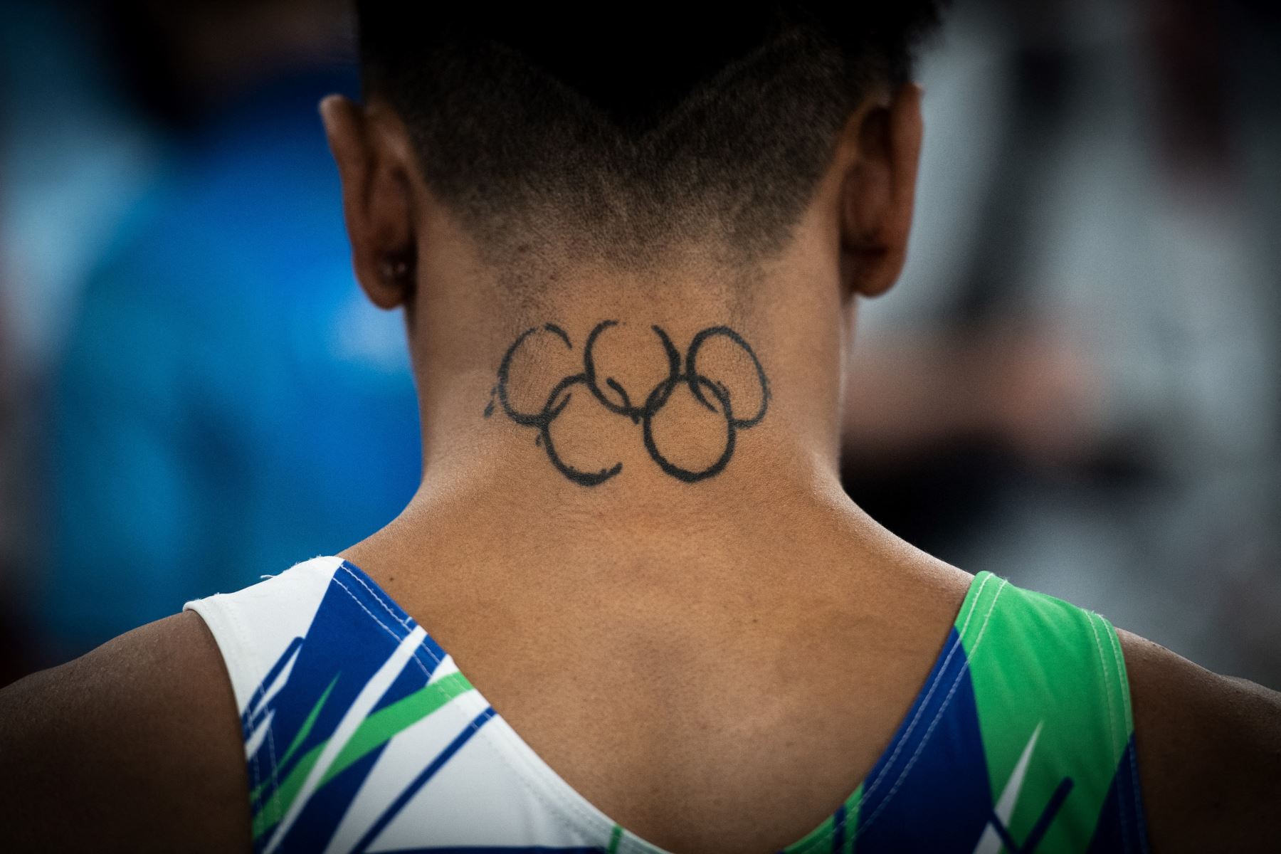 Esta imagen muestra un tatuaje de anillos olímpicos en una gimnasta durante una sesión de entrenamiento en el Centro de Gimnasia Ariake en Tokio. Foto: AFP