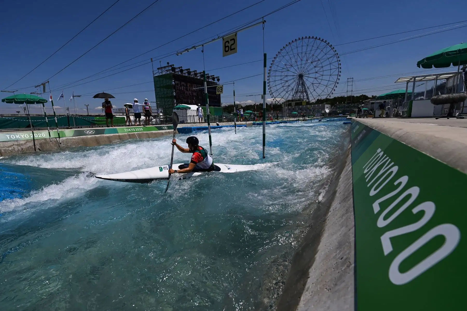 La austriaca Viktoria Wolffhardt participa en una sesión de entrenamiento de canoa slalom en el centro de canoa slalom Kasai en la bahía de Tokio, antes de los Juegos Olímpicos de Tokio 2020. Foto: AFP