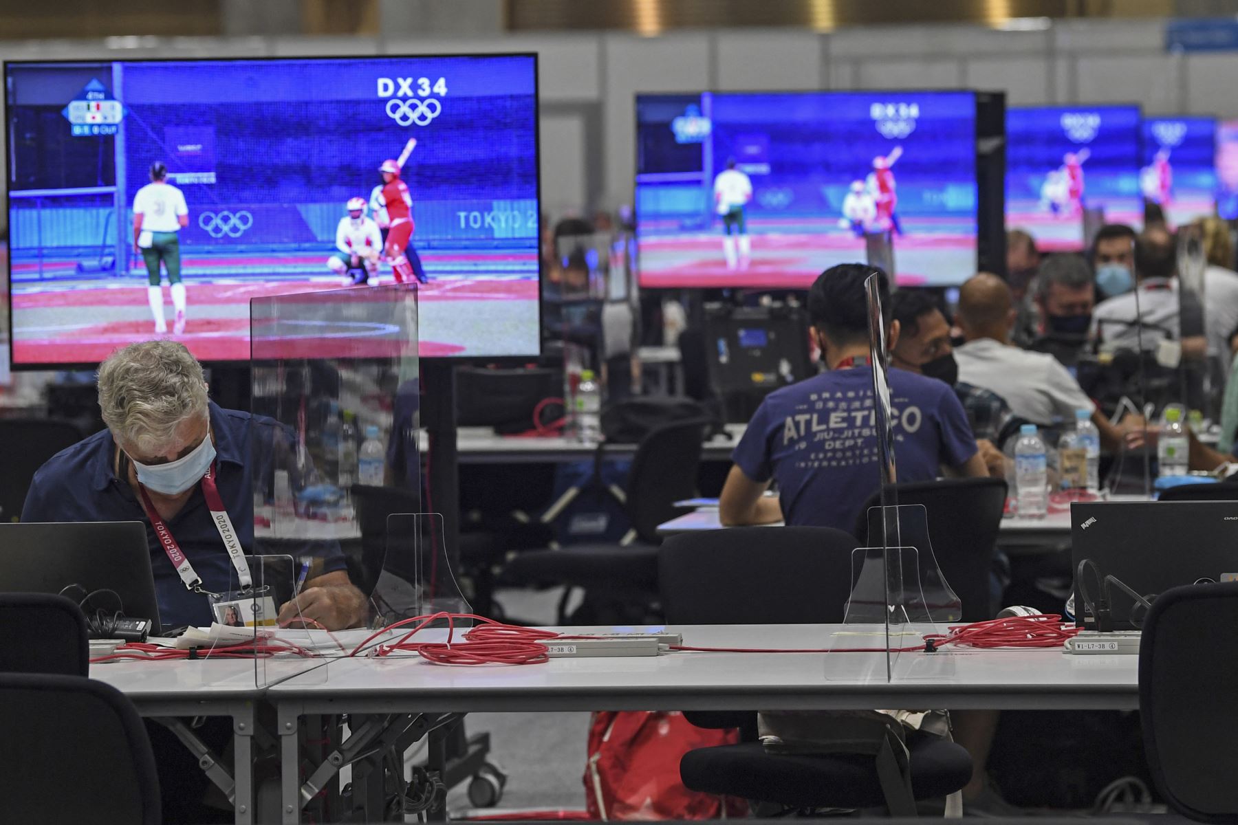 Los periodistas trabajan dentro del Main Press Center (MPC) en Tokio el 22 de julio de 2021 antes de los Juegos Olímpicos de Tokio 2020. Foto: AFP