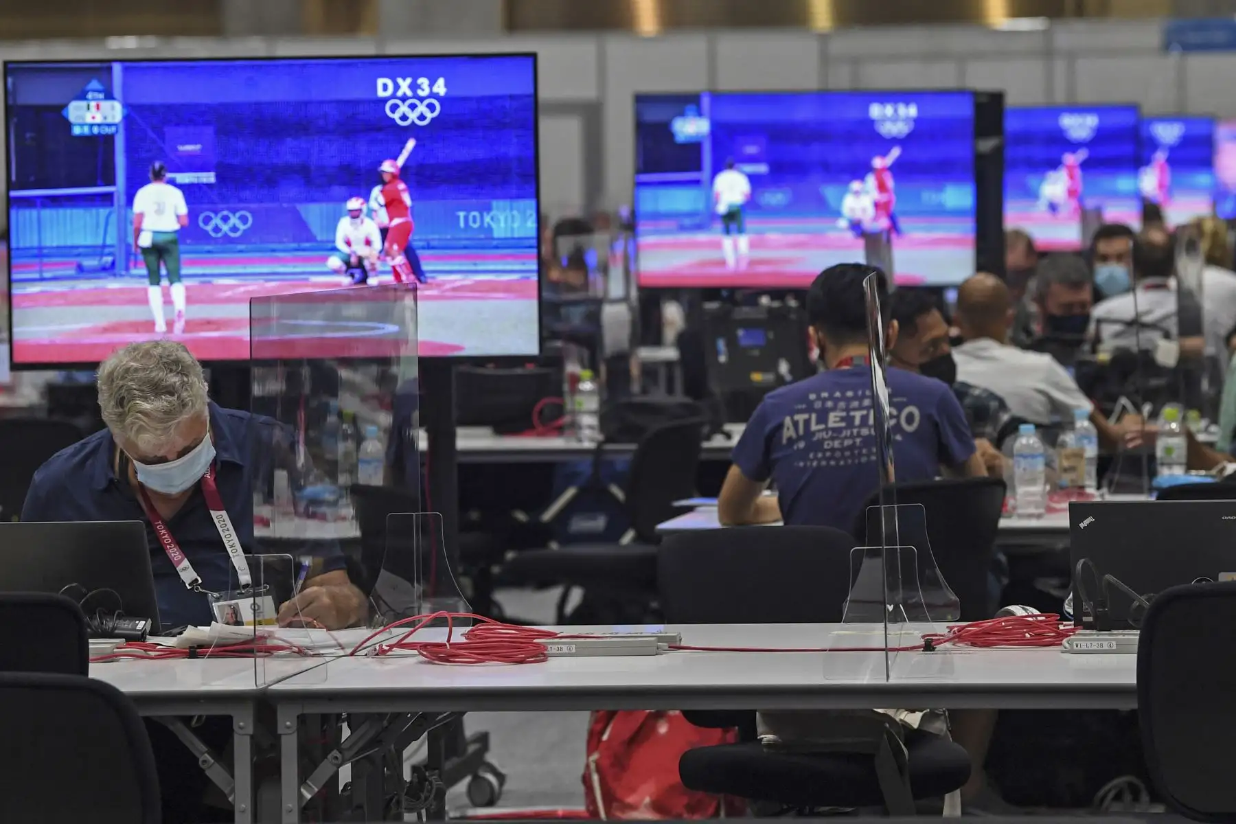 Los periodistas trabajan dentro del Main Press Center (MPC) en Tokio el 22 de julio de 2021 antes de los Juegos Olímpicos de Tokio 2020. Foto: AFP